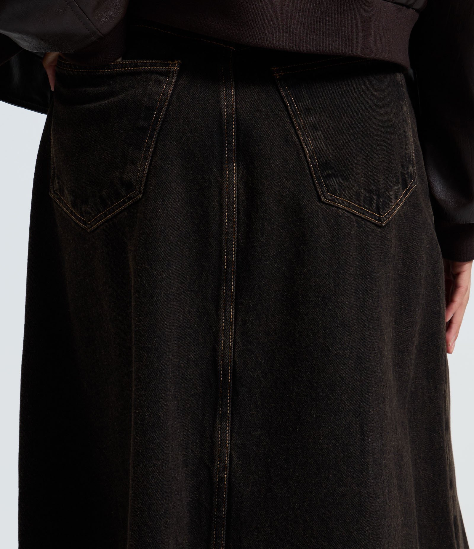 Saia Midi em Jeans com Cintura Média Marrom Escuro 4