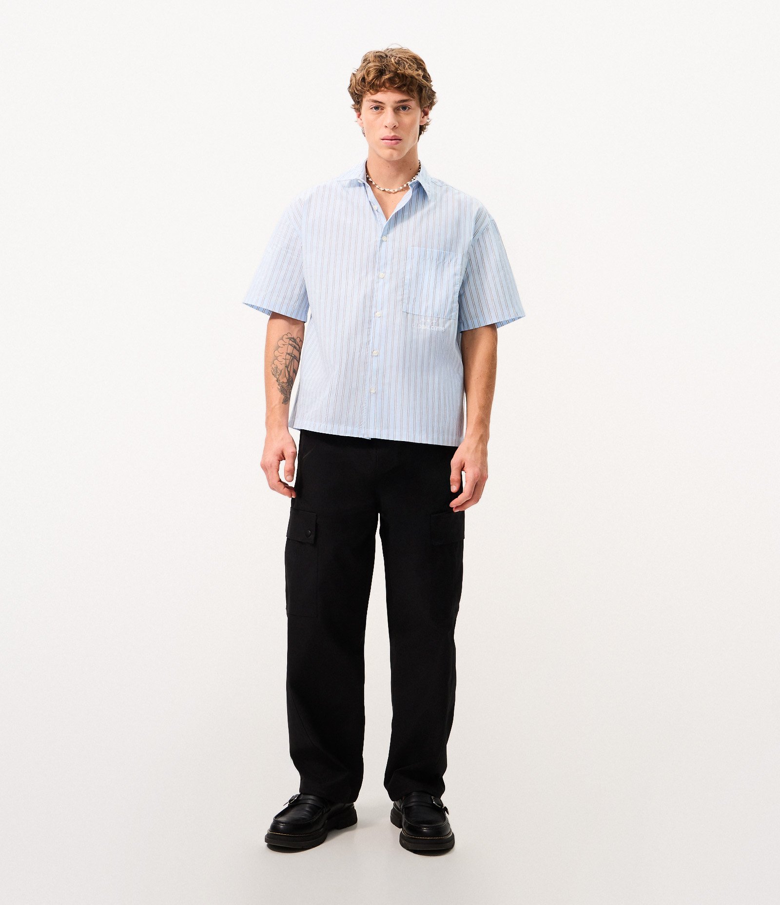 Camisa Boxy Listrada Fio Tinto com Bordado Azul 2