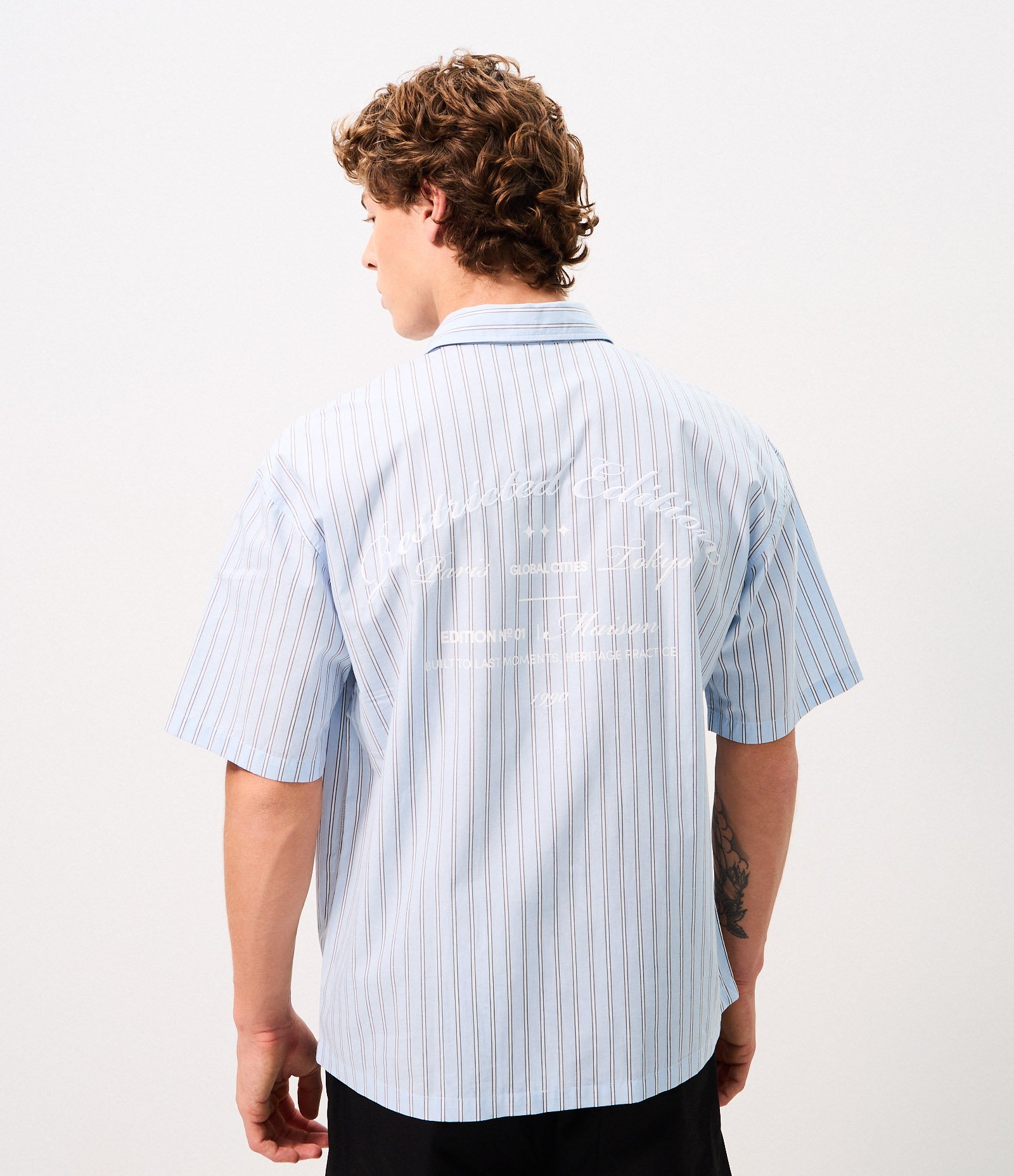 Camisa Boxy Listrada Fio Tinto com Bordado Azul 3