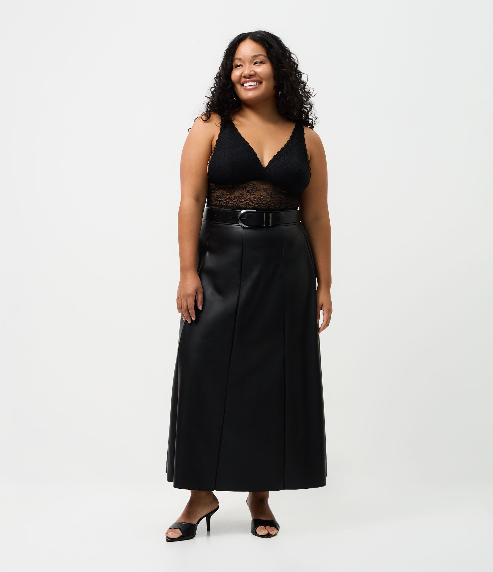 Body em Renda com Decote V Curve & Plus Size Preto 2