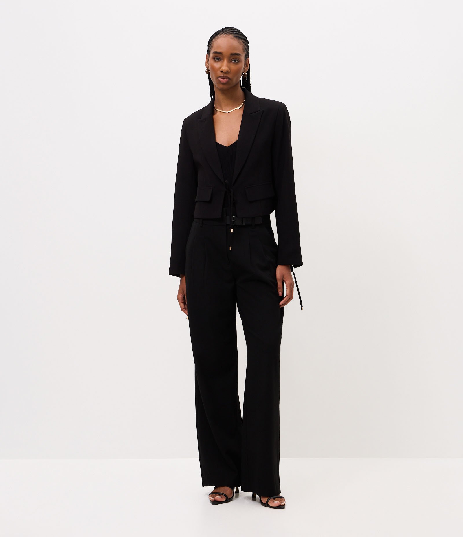 Blazer Curto Alfaiatado com Amarração Frontal e Nos Punhos Preto 1