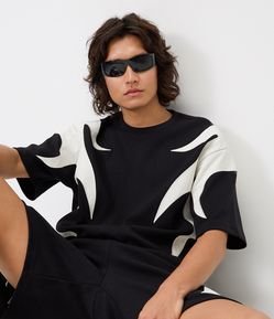 Camiseta Boxy com Detalhe de Chamas Laterais
