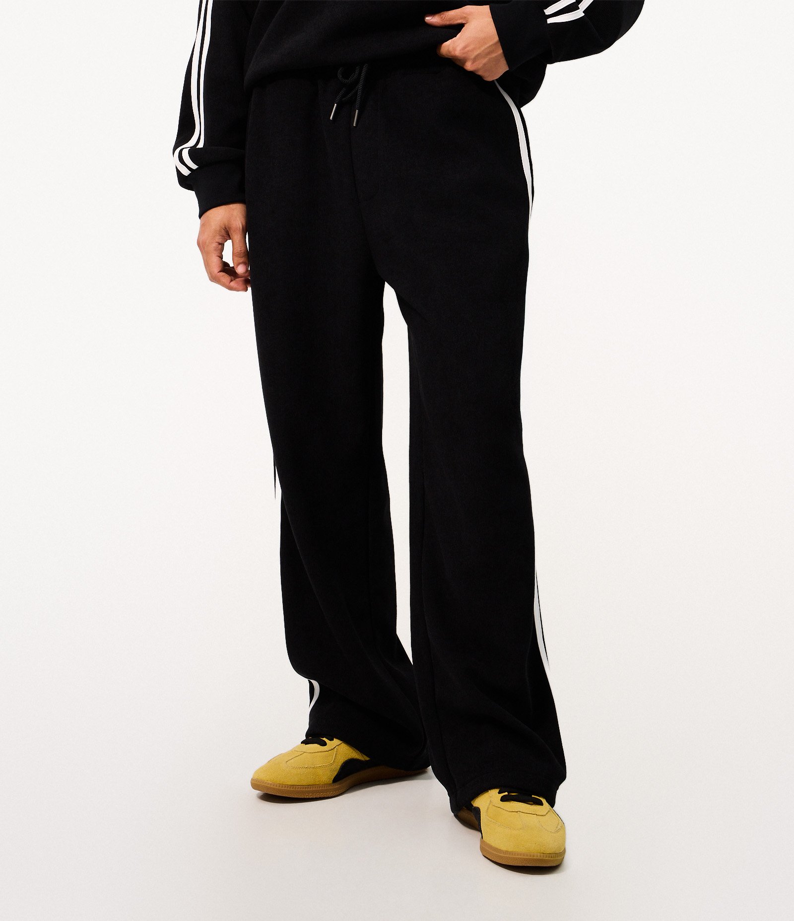 Calça Moletom Super Wide Leg com Listras Laterais Preto 2