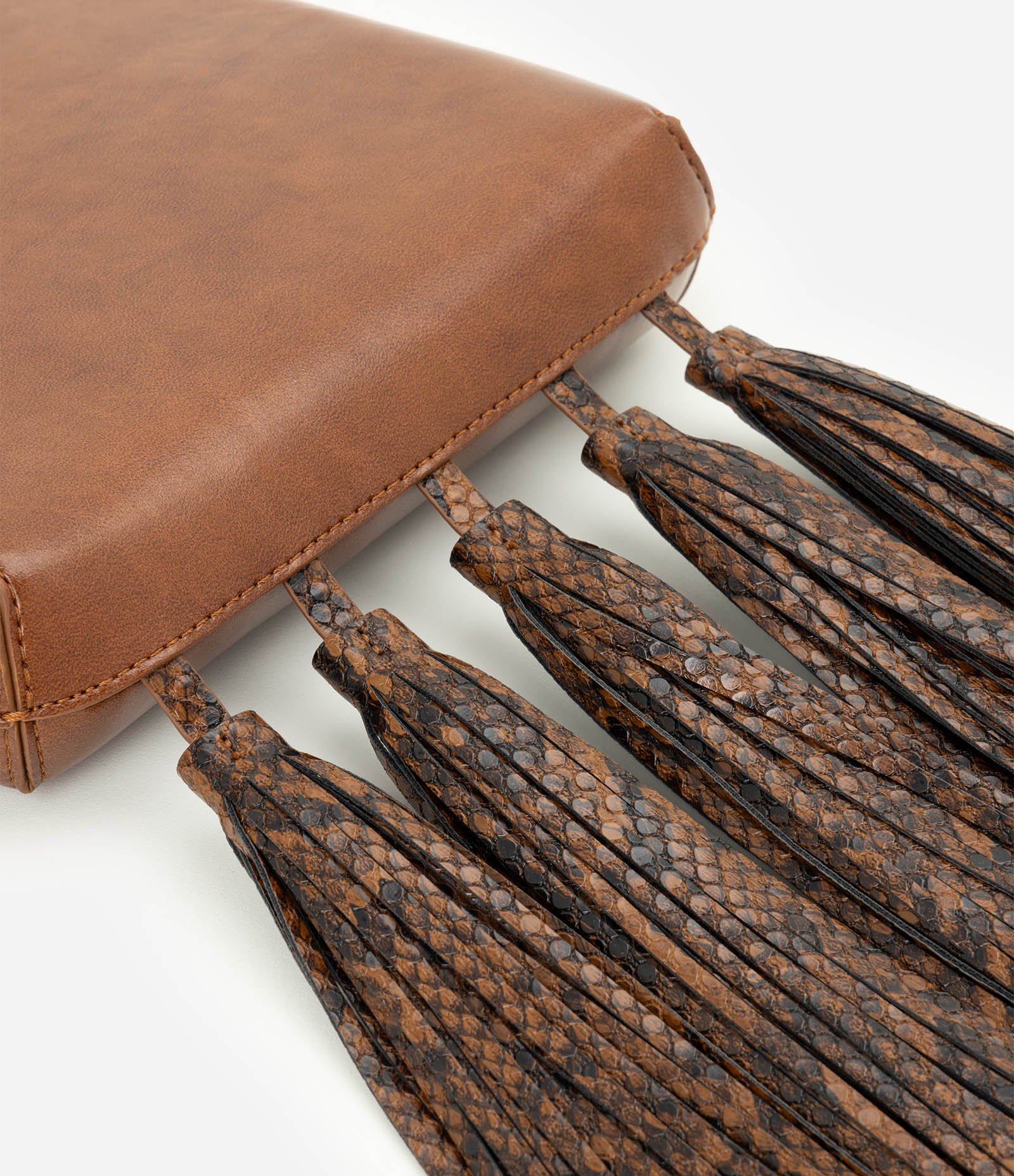 Bolsa Postman Média em PU com Tassel Estampado Marrom 3