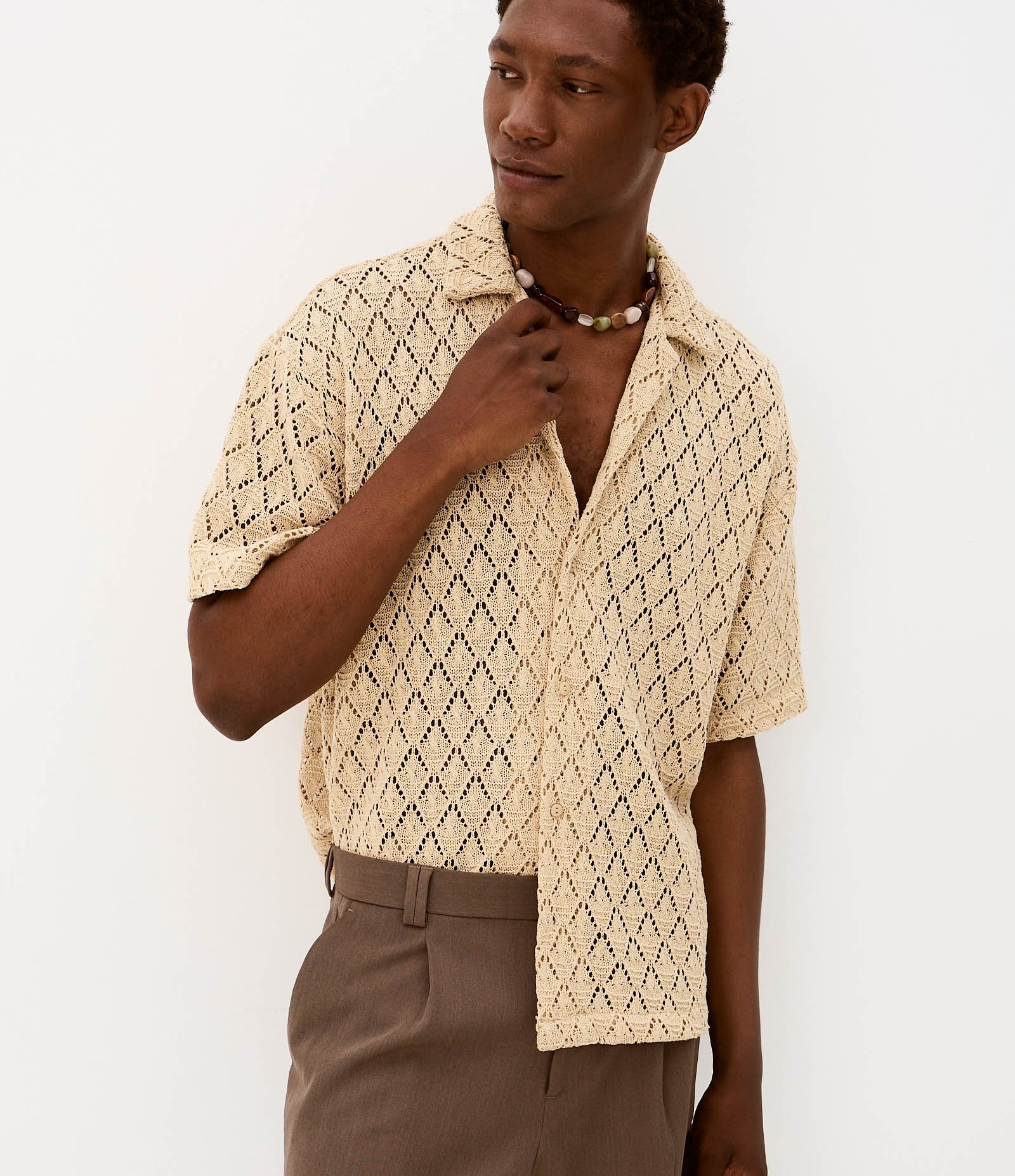 Camisa em Renda Texturizada com Detalhes Contrastantes Bege 1