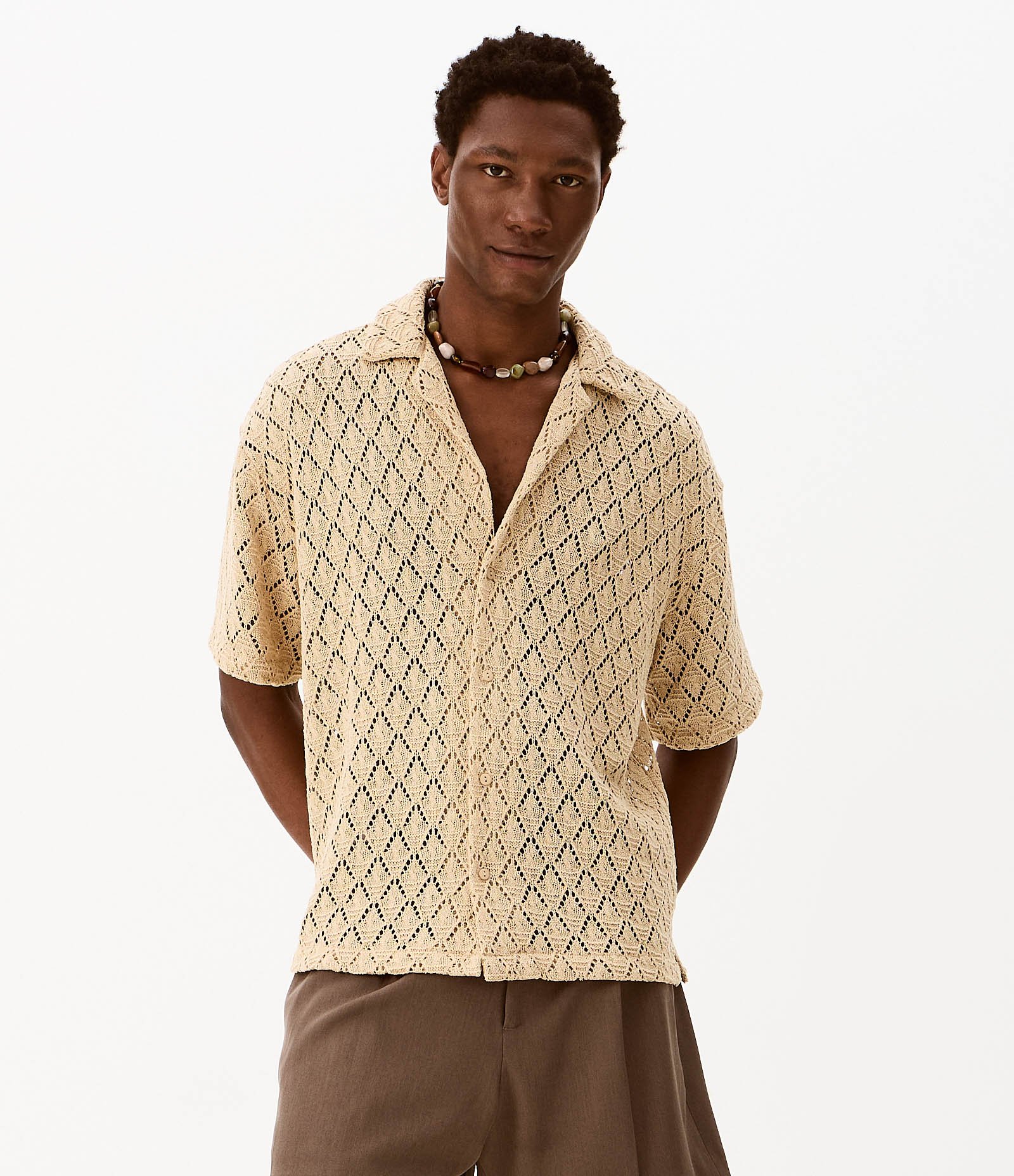Camisa em Renda Texturizada com Detalhes Contrastantes Bege 2