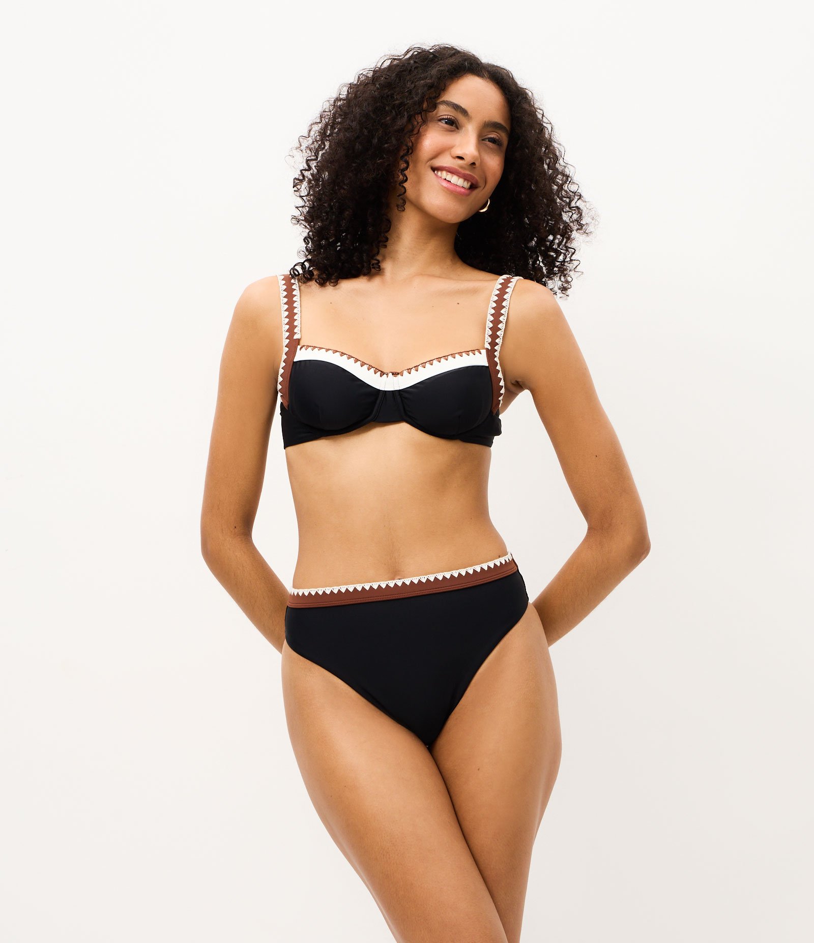 Biquíni Calcinha Hot Pant em Microfibra com Pesponto Contrastante Preto 1