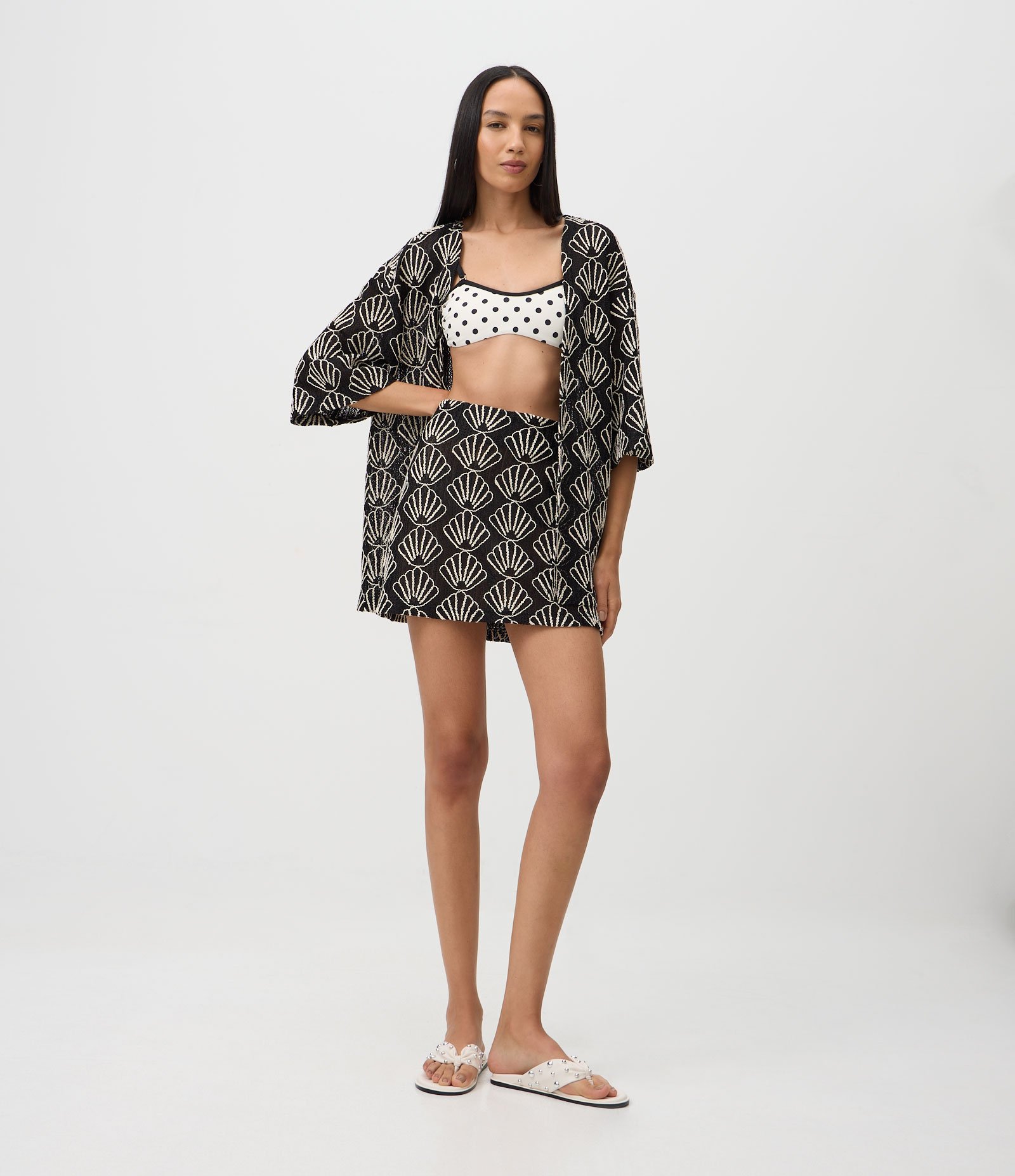 Saída de Praia Kimono em Laise com Bordado de Conchas Preto 2