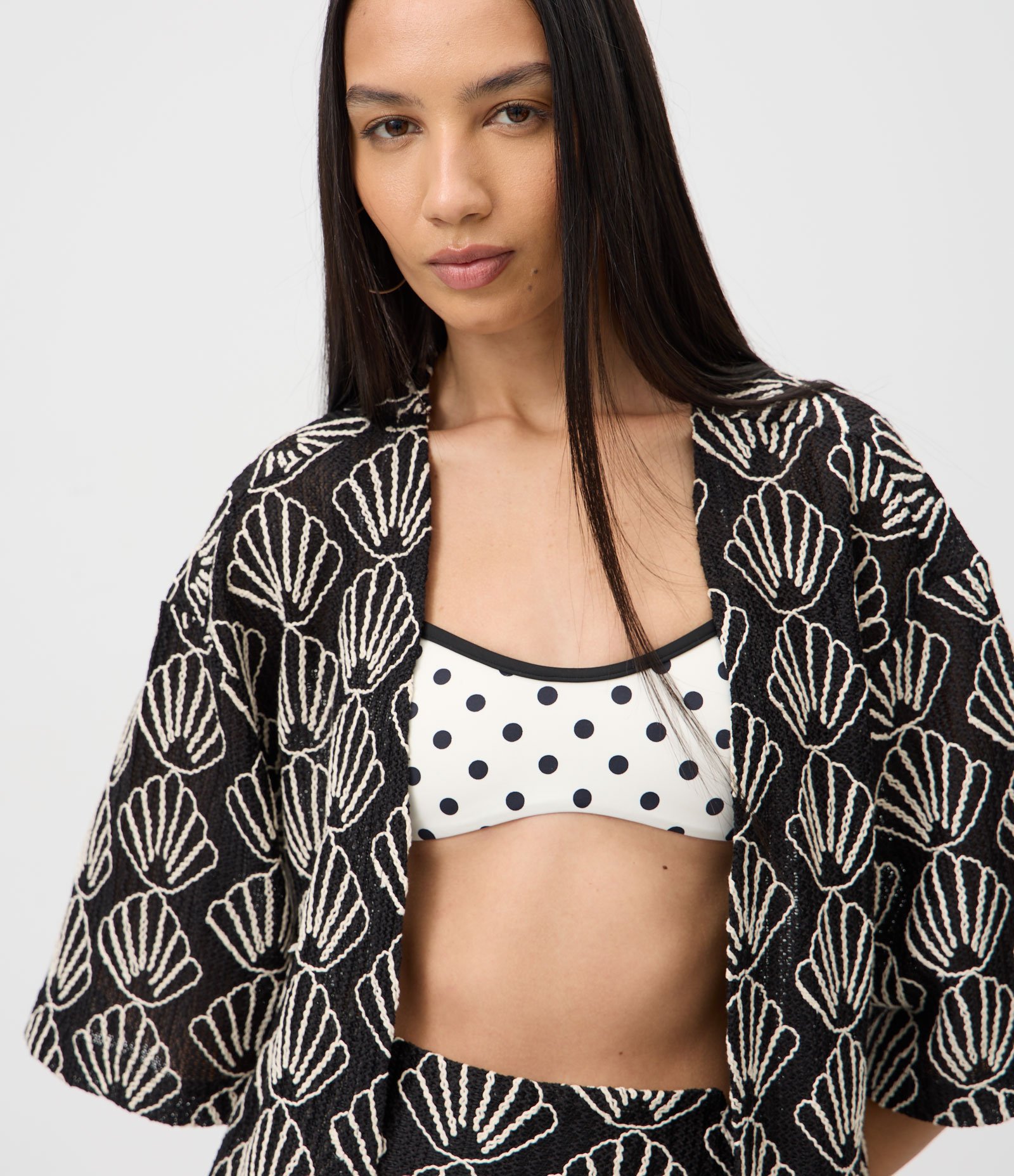 Saída de Praia Kimono em Laise com Bordado de Conchas Preto 3