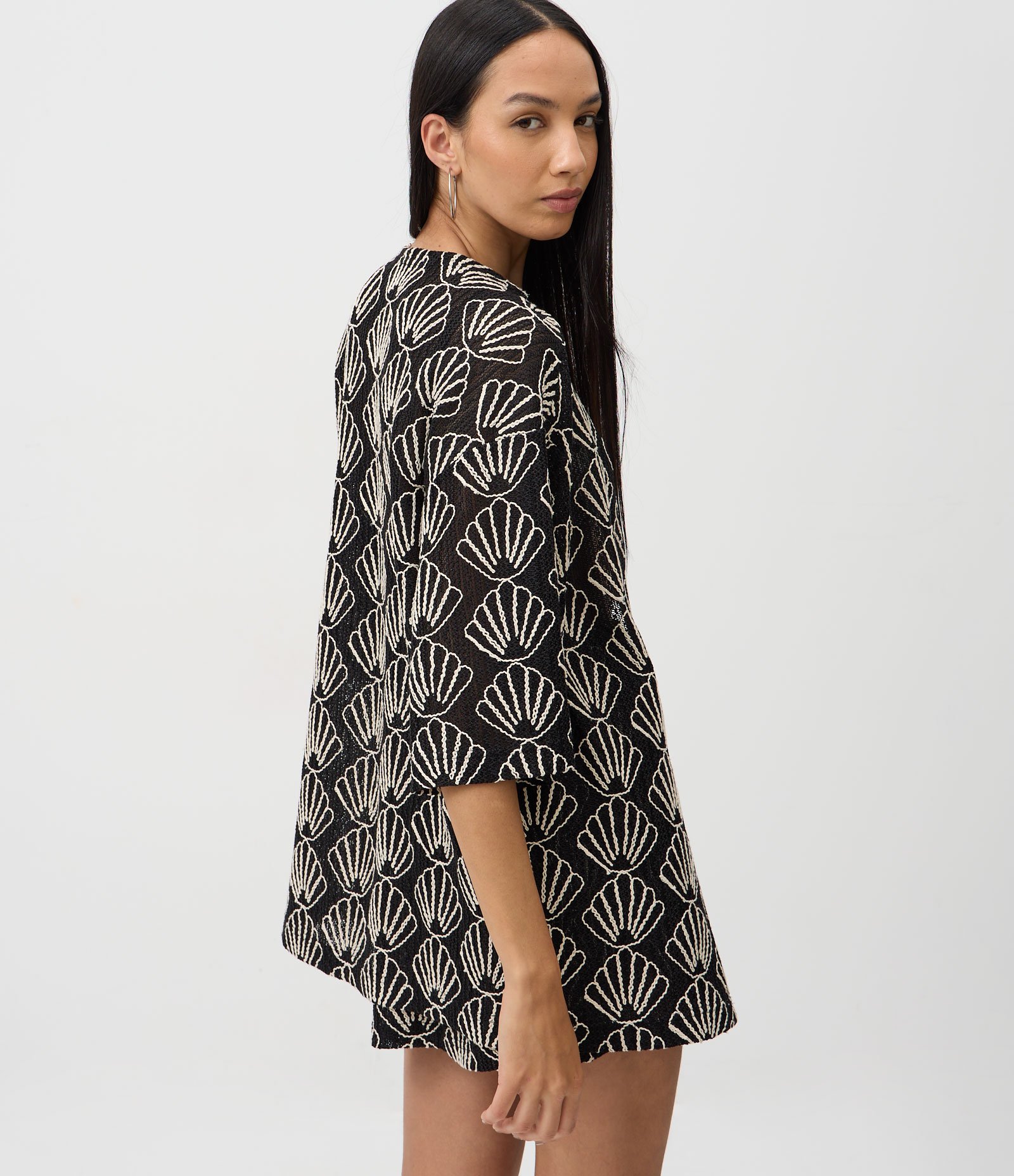 Saída de Praia Kimono em Laise com Bordado de Conchas Preto 4