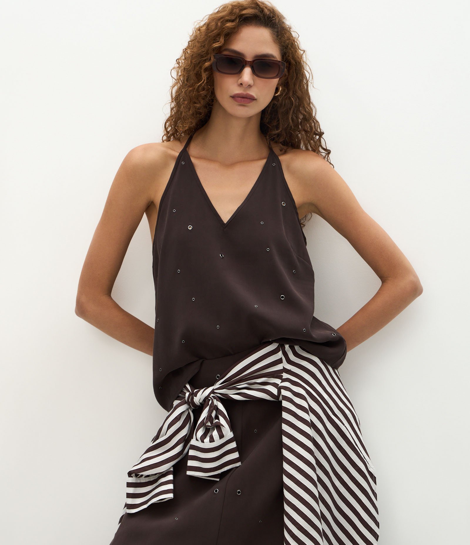 Blusa com Pontos Metálicos e Tiras Cruzadas nas Costas Marrom 1