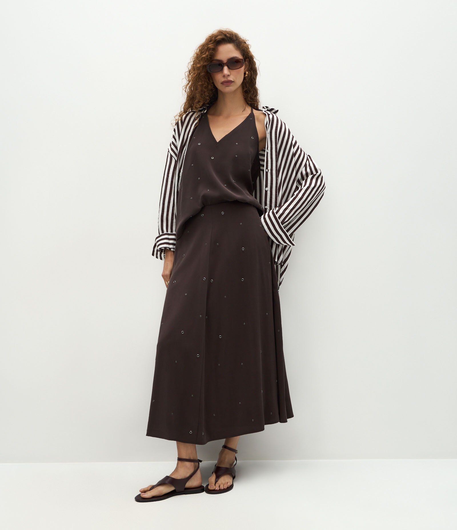 Blusa com Pontos Metálicos e Tiras Cruzadas nas Costas Marrom 2