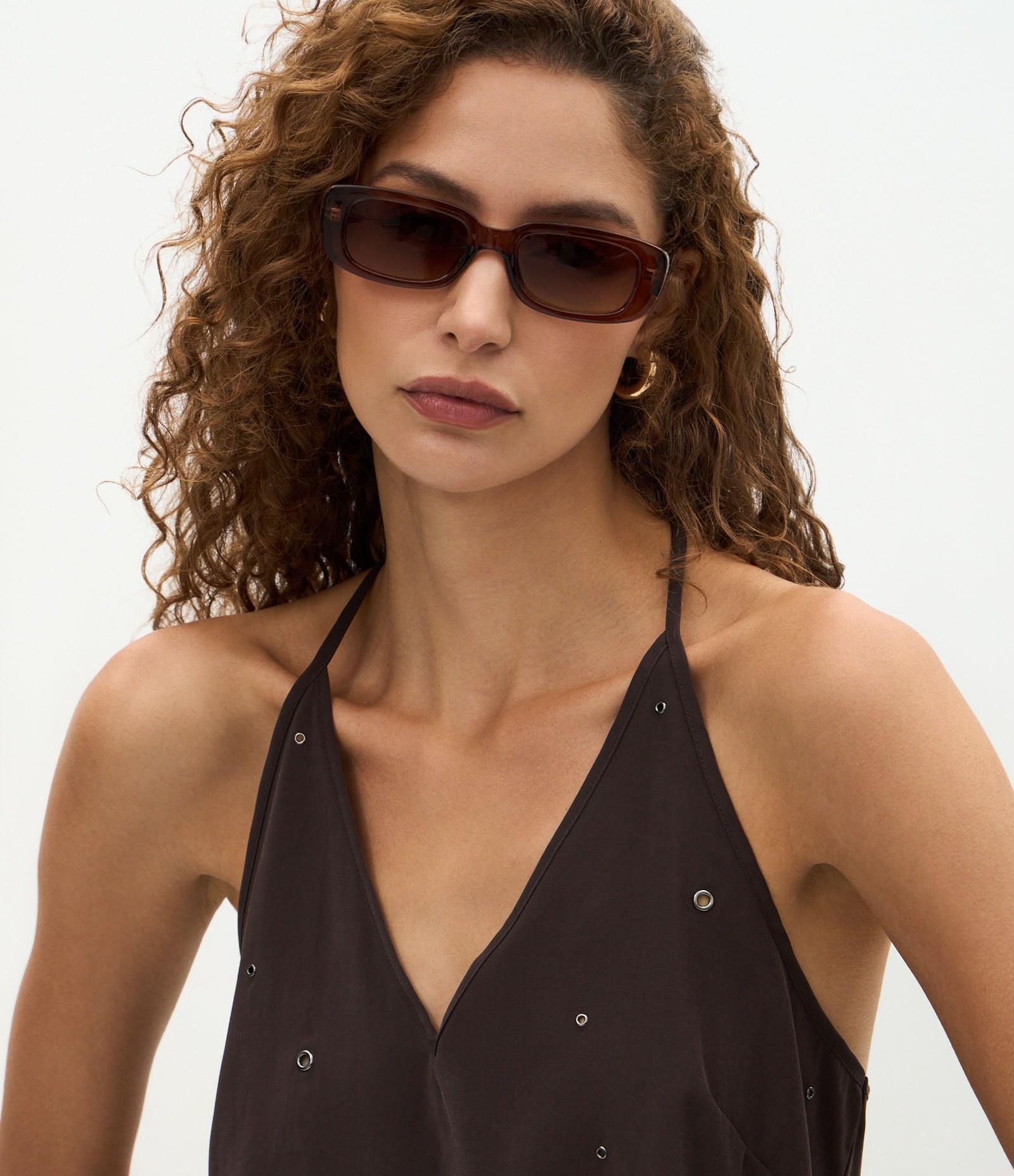 Blusa com Pontos Metálicos e Tiras Cruzadas nas Costas Marrom 3