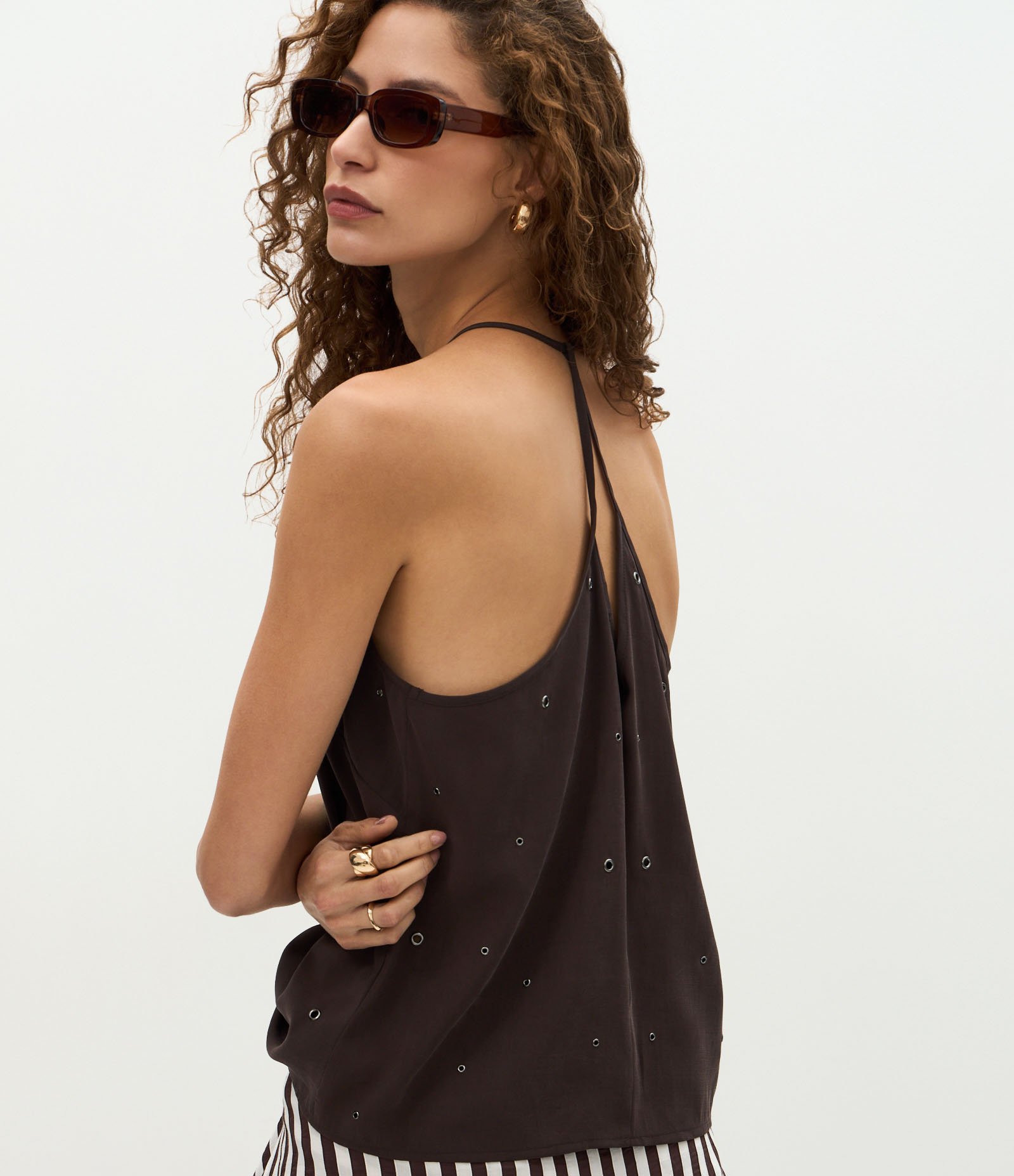 Blusa com Pontos Metálicos e Tiras Cruzadas nas Costas Marrom 4
