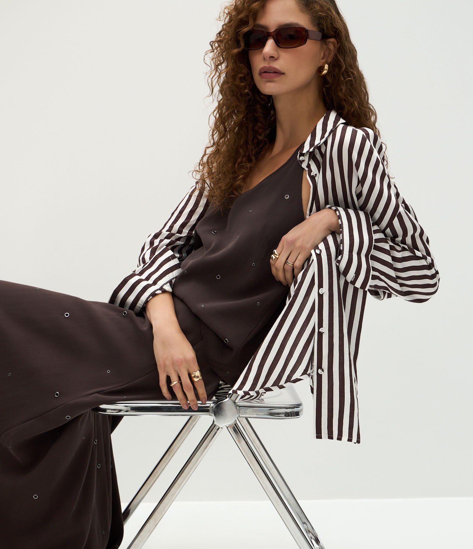Blusa com Pontos Metálicos e Tiras Cruzadas nas Costas Marrom 5