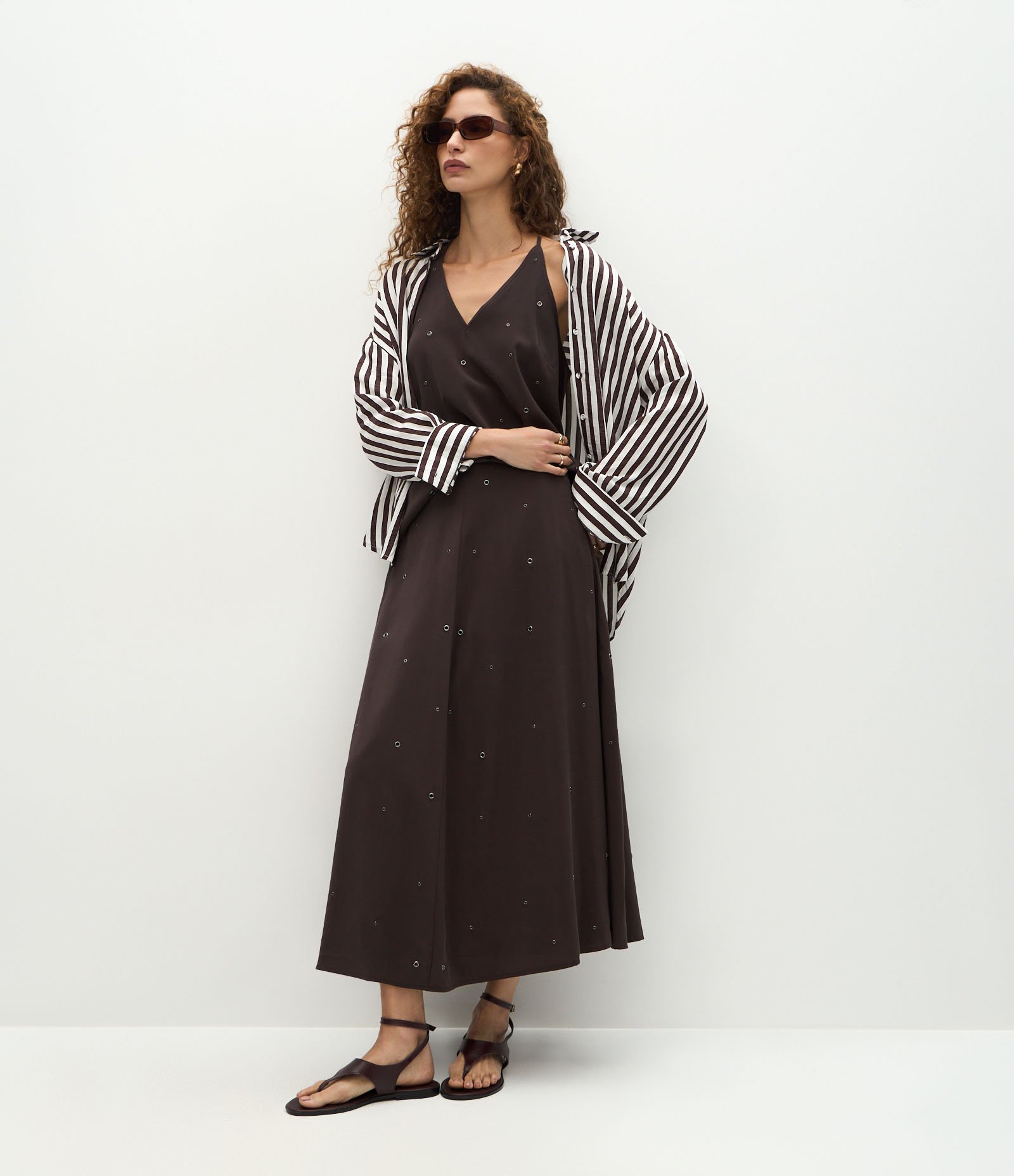 Saia Midi em Viscose com Aplicação de Tachas Marrom 1