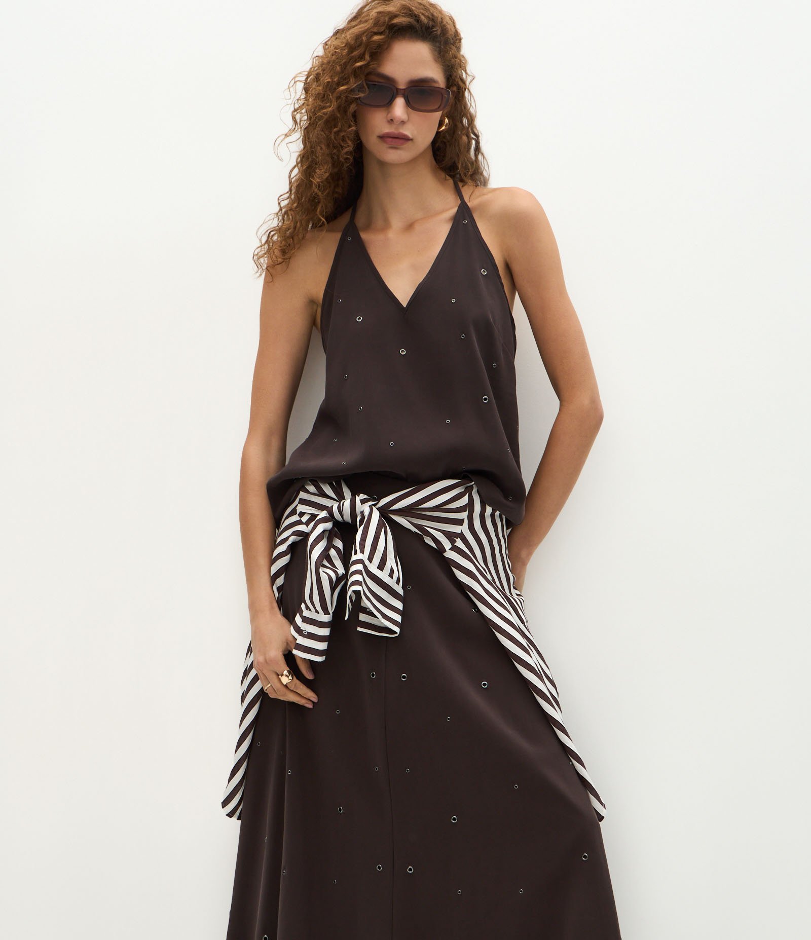 Saia Midi em Viscose com Aplicação de Tachas Marrom 2