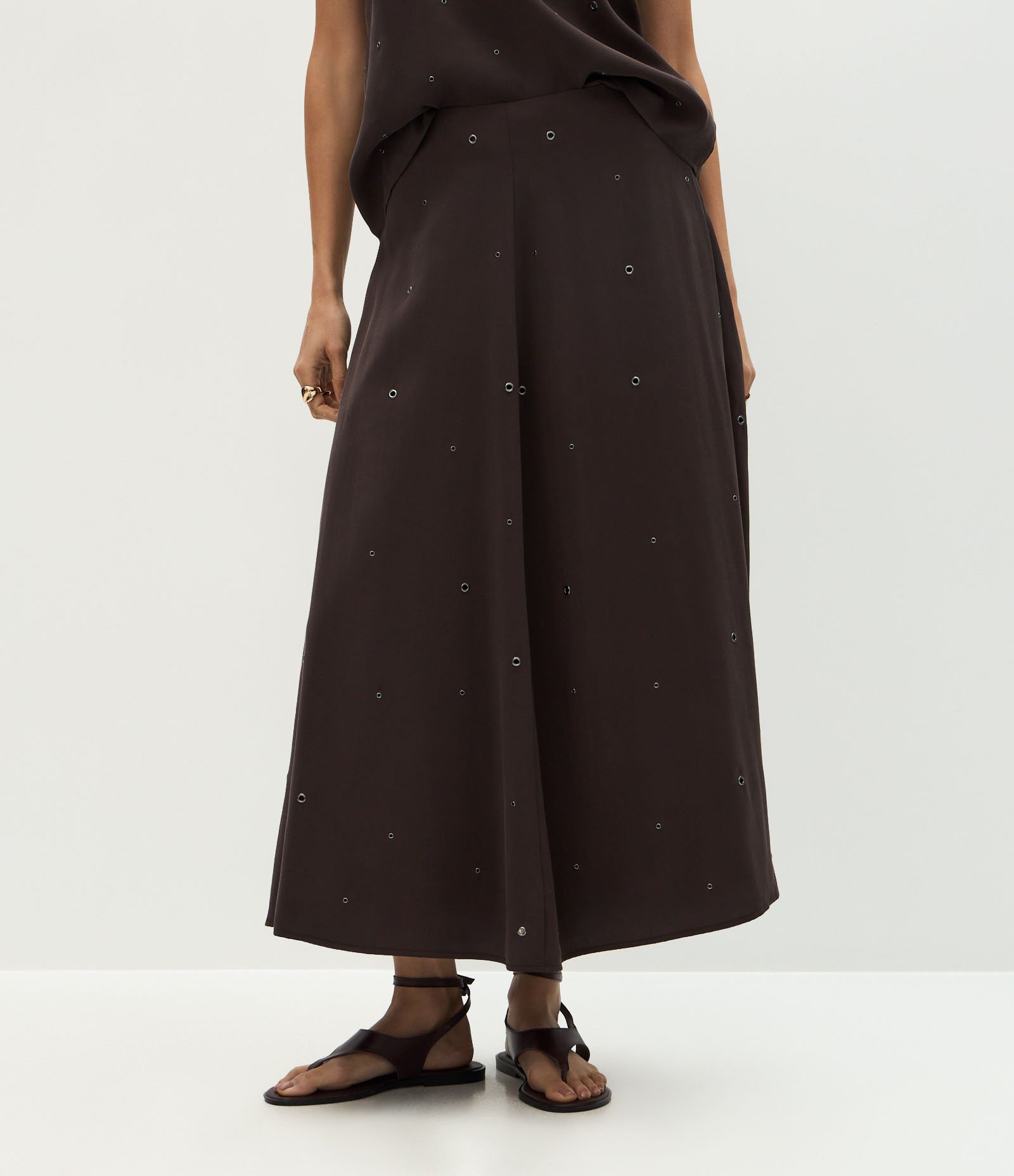 Saia Midi em Viscose com Aplicação de Tachas Marrom 3