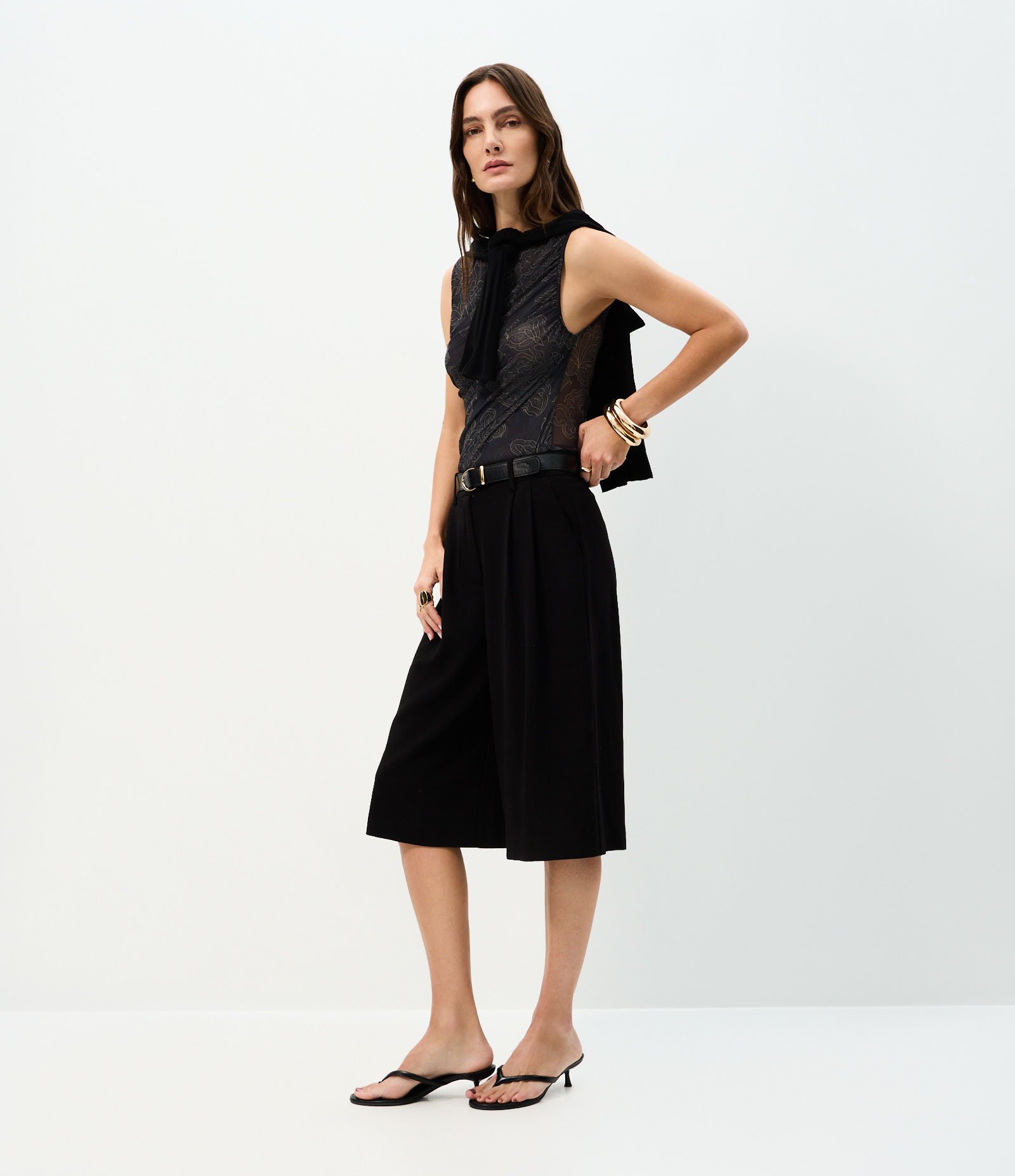 Bermuda Alfaiatada com Pregas Frontais e Cinto em PU Preto 1