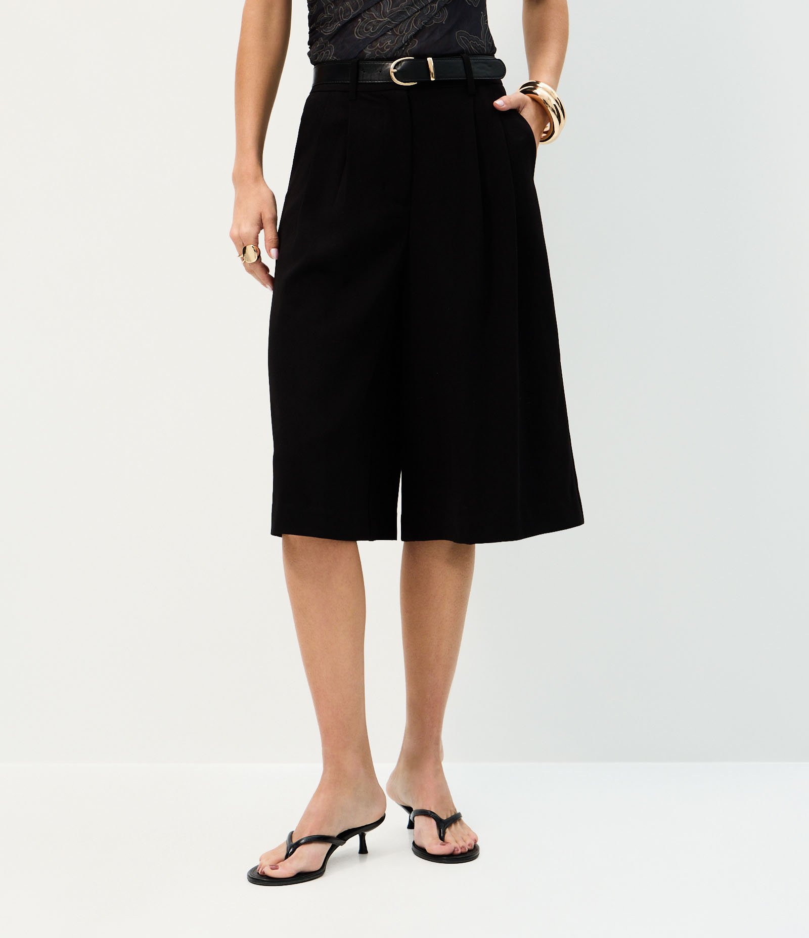 Bermuda Alfaiatada com Pregas Frontais e Cinto em PU Preto 3