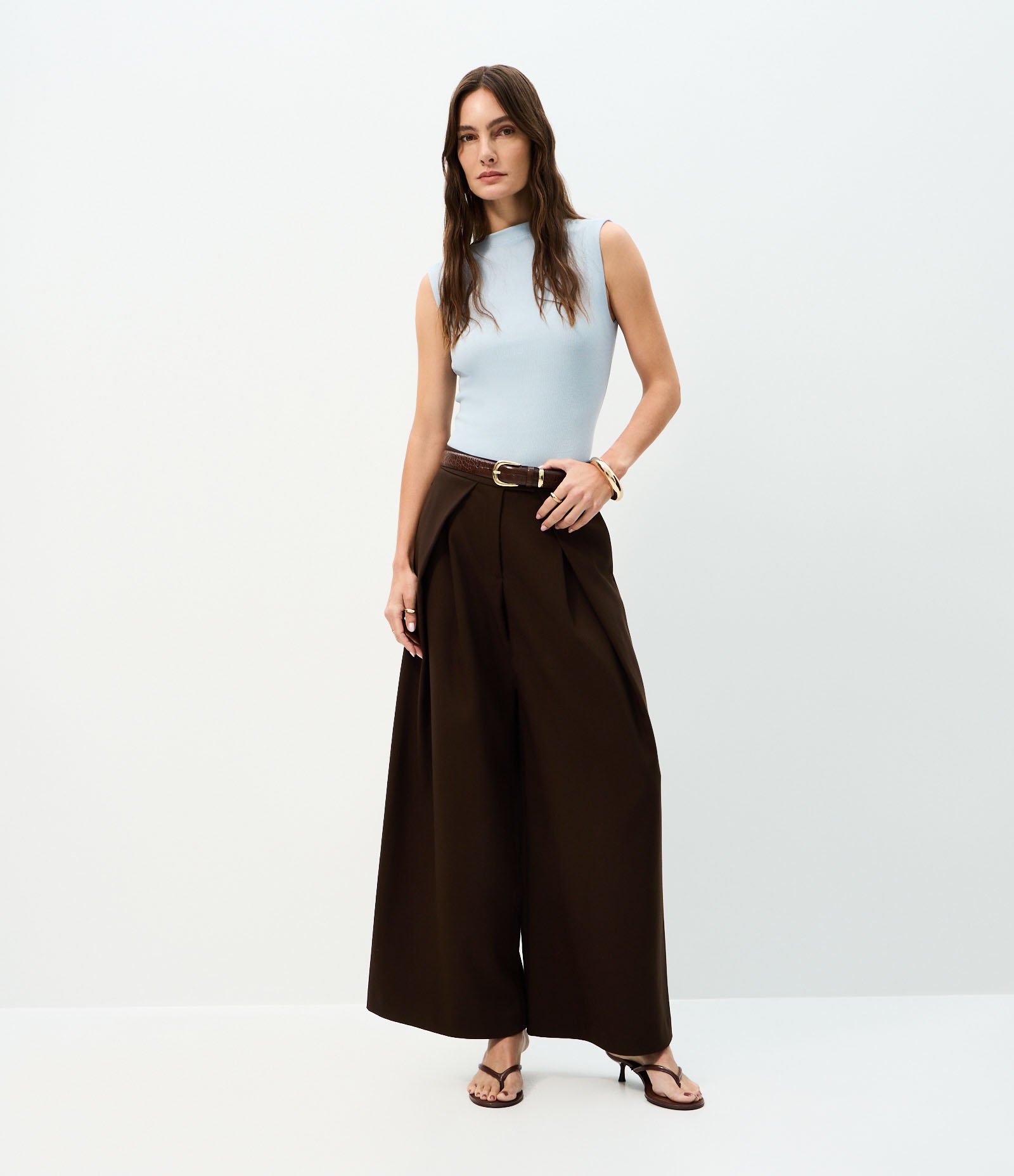 Calça Barrel Alfaiatada com Recortes Laterais Marrom 1