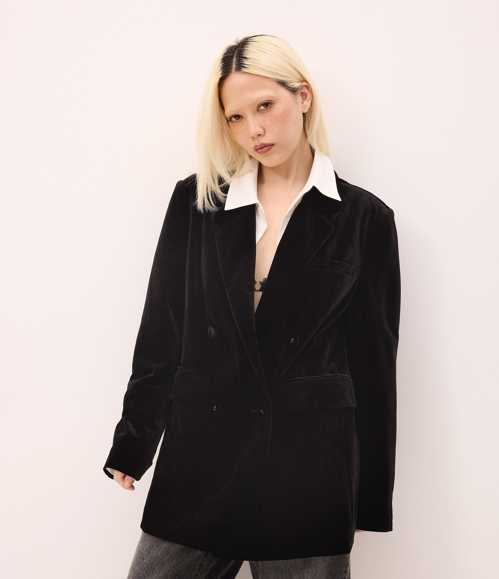 Blazer em Veludo com Decote Transpassado Preto 1