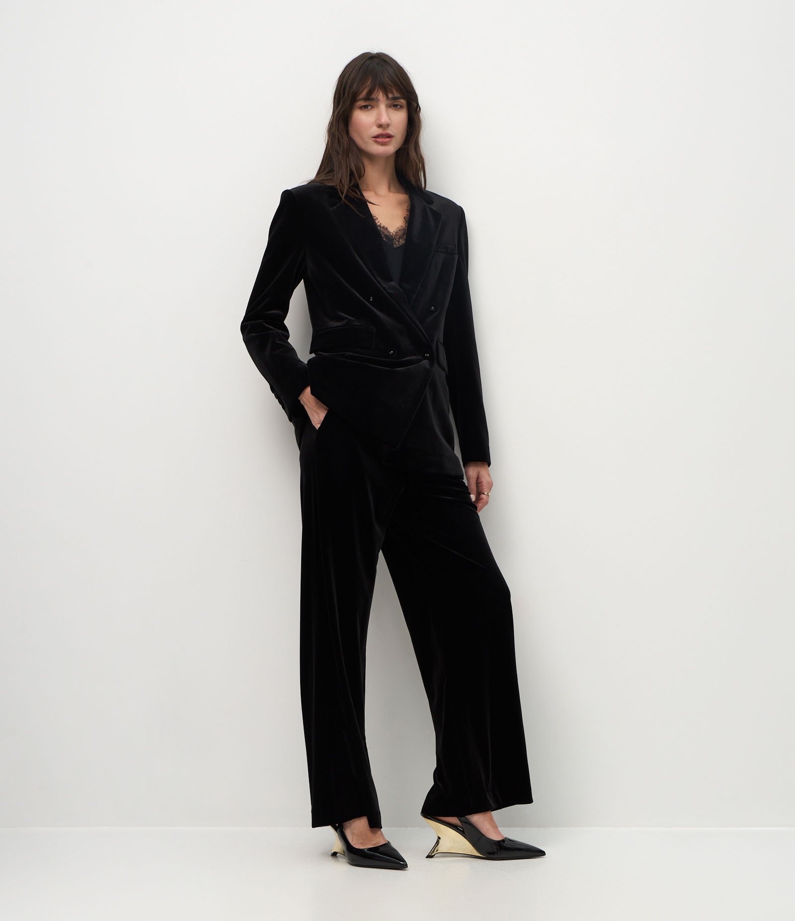 Blazer em Veludo com Decote Transpassado Preto 4