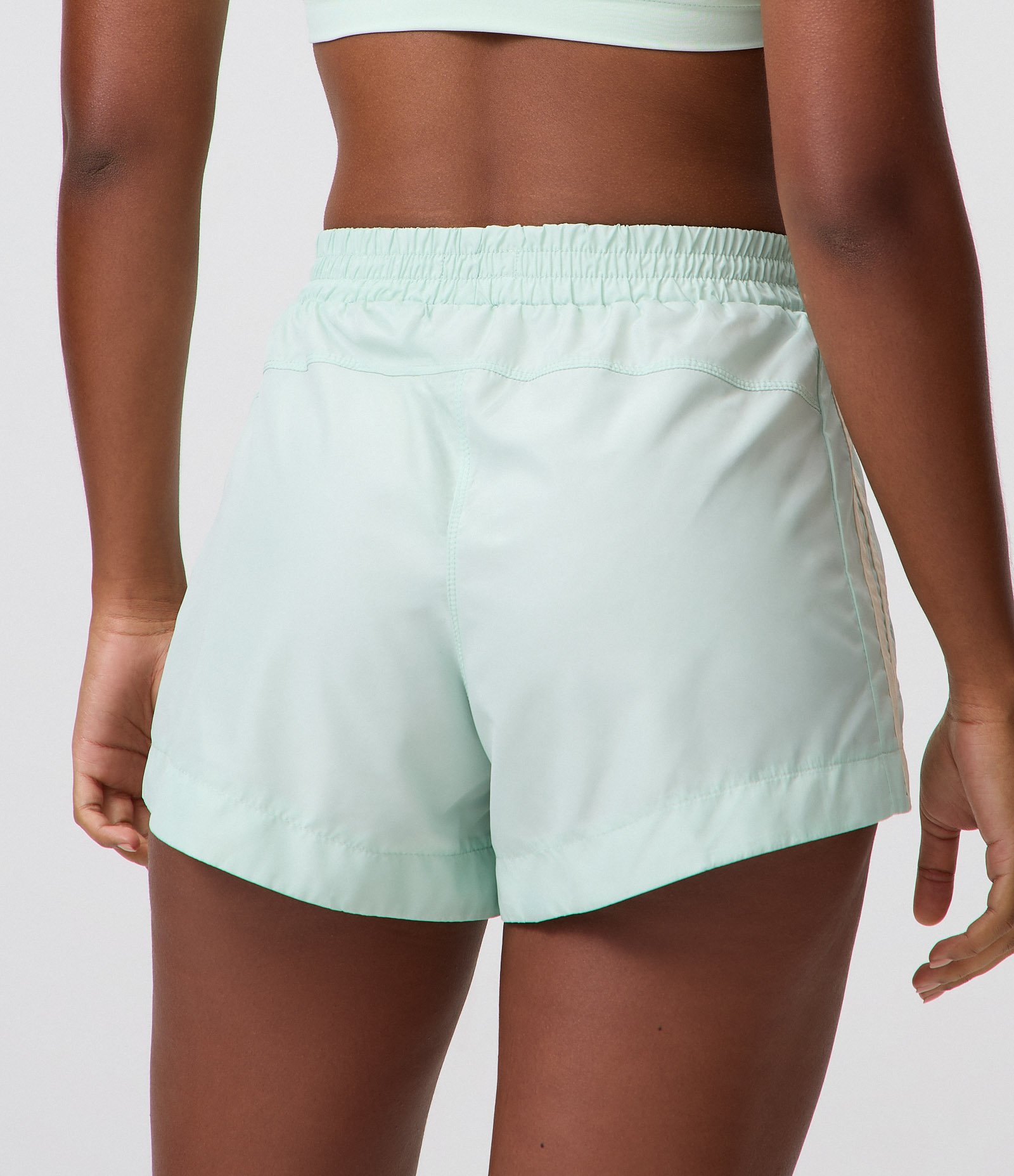 Bermuda Runner Esportiva com Listras Laterais Verde 4