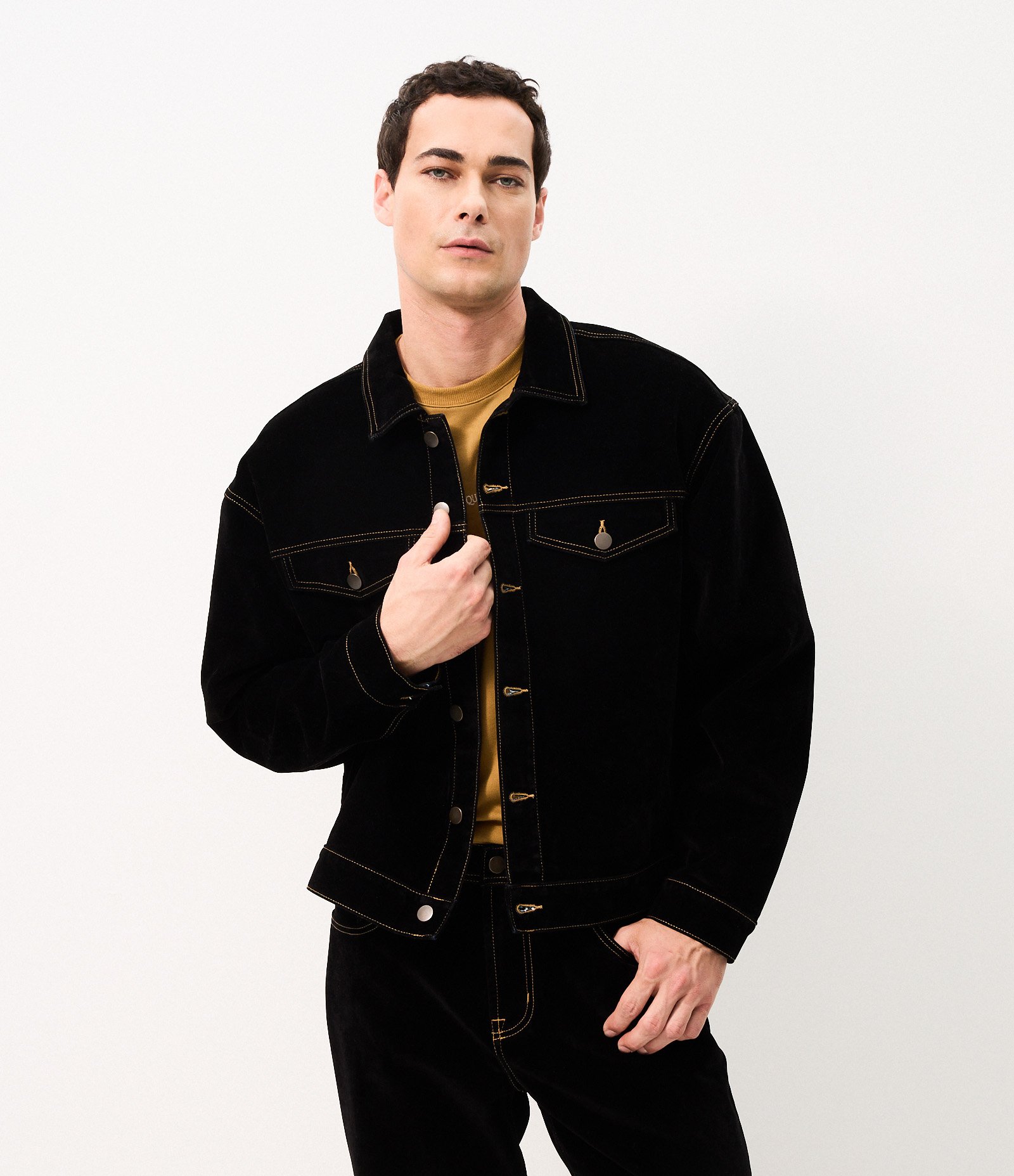 Jaqueta Trucker em Jeans Aveludado com Bolsos Preto 1