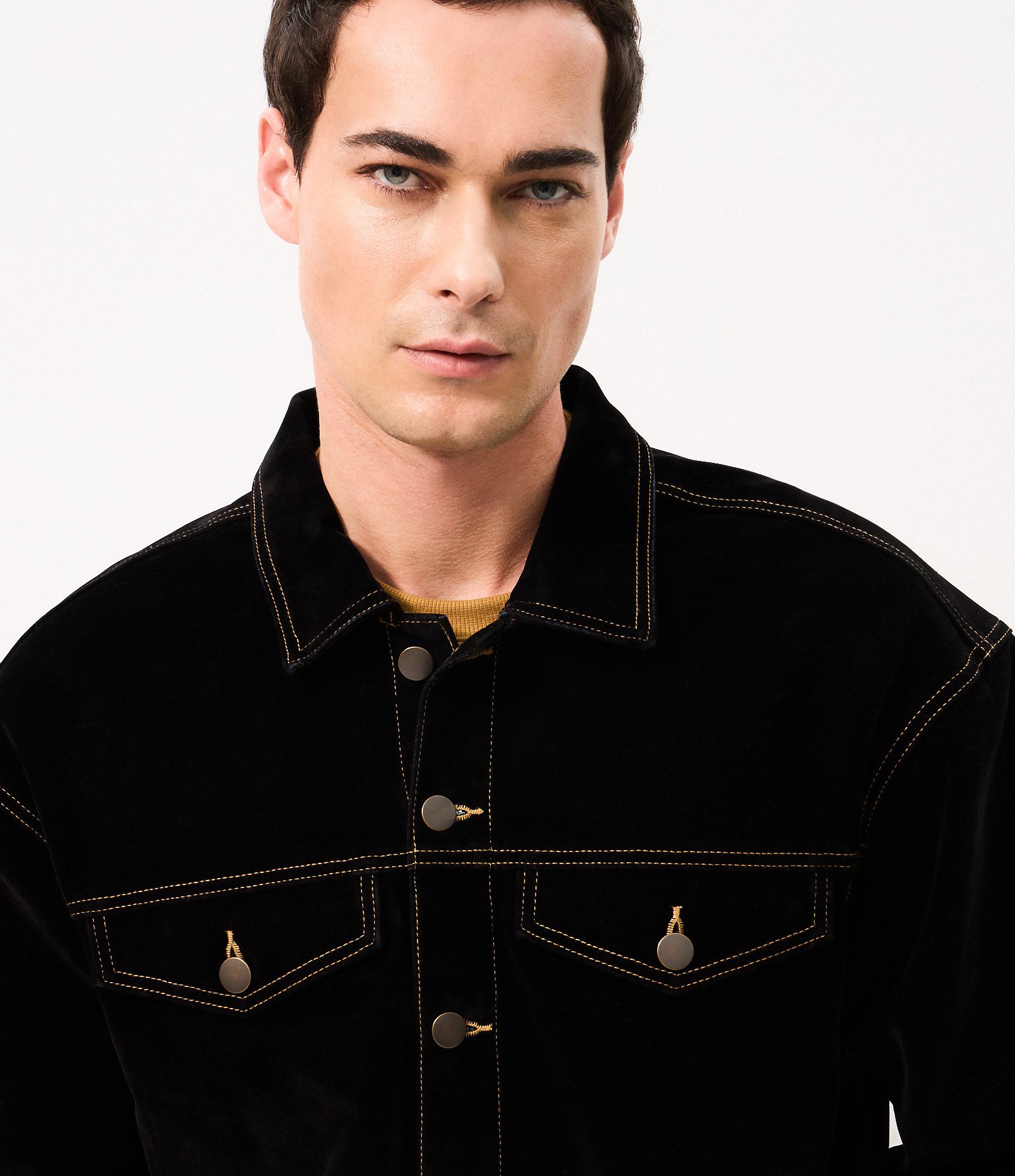 Jaqueta Trucker em Jeans Aveludado com Bolsos Preto 4