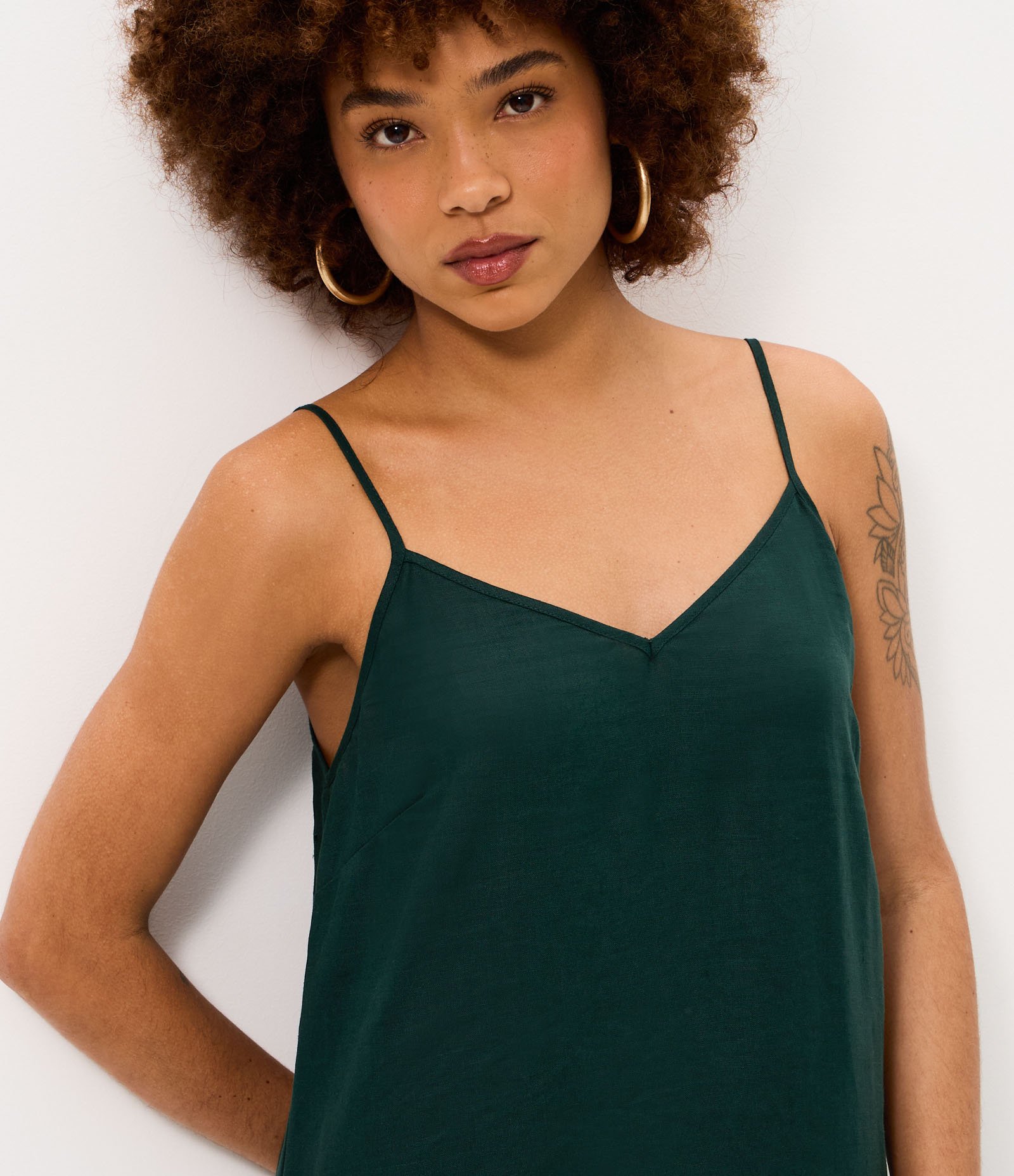Vestido Longo Alcinha em Linho com Gola V e Barra Detalhada Verde Escuro 2