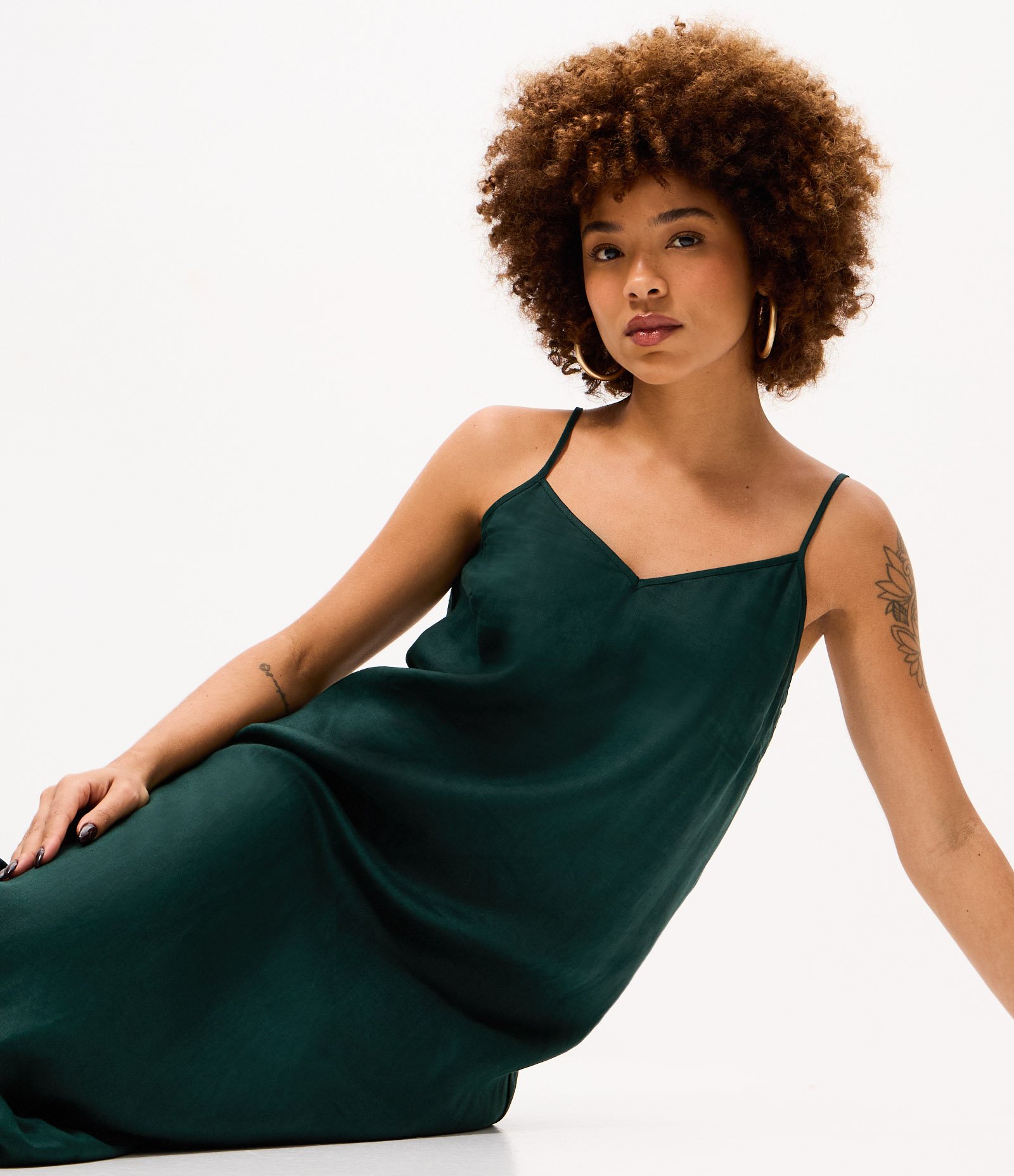 Vestido Longo Alcinha em Linho com Gola V e Barra Detalhada Verde Escuro 3