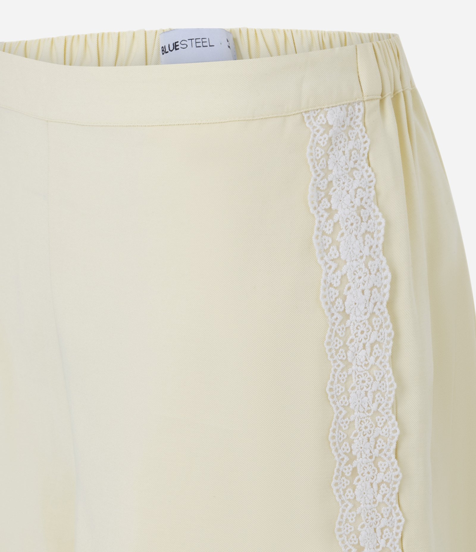 Short em Sarja Texturizada com Acabamento em Renda e Cintura Elástica Amarelo 6
