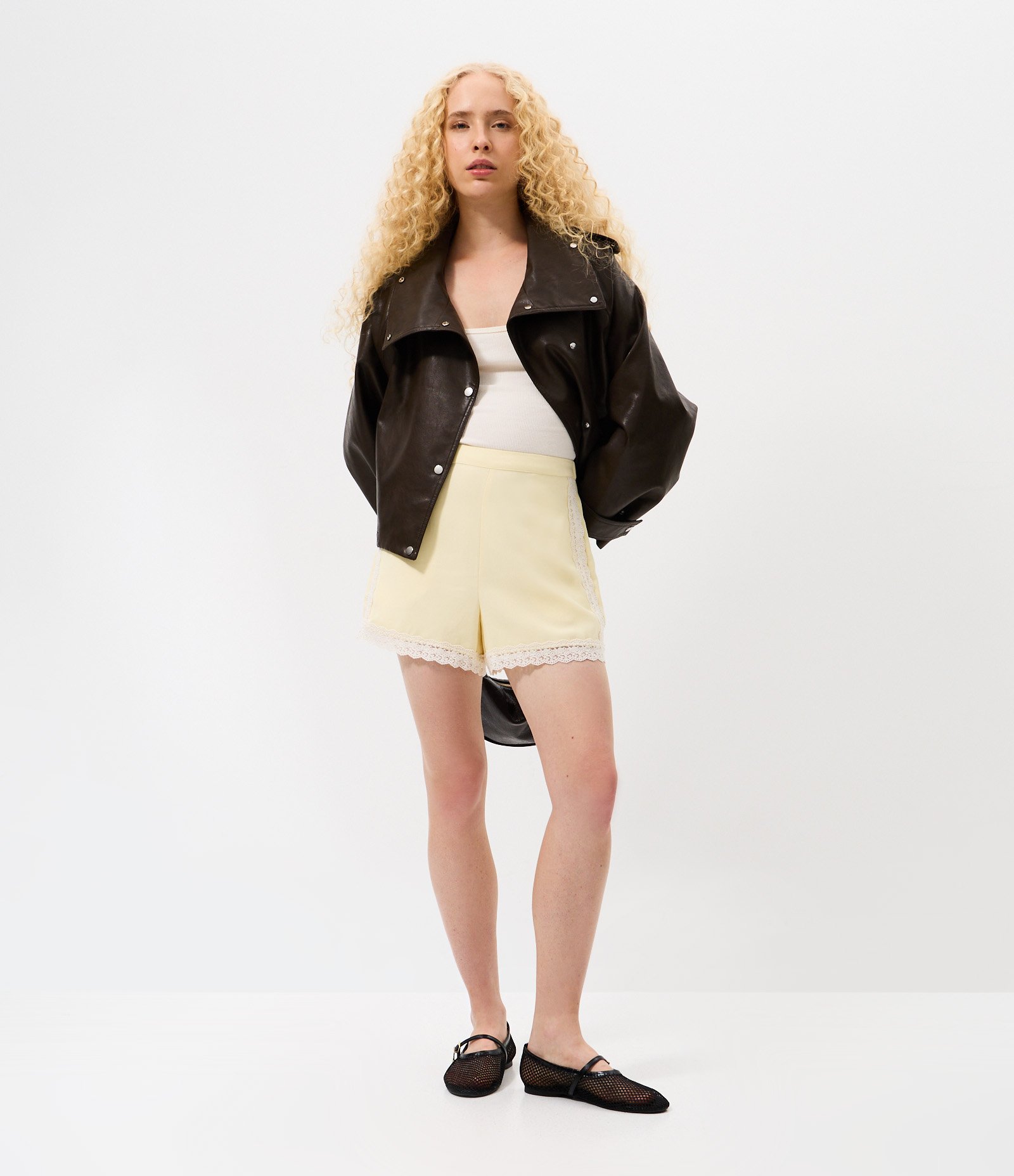 Short em Sarja Texturizada com Acabamento em Renda e Cintura Elástica Amarelo 1
