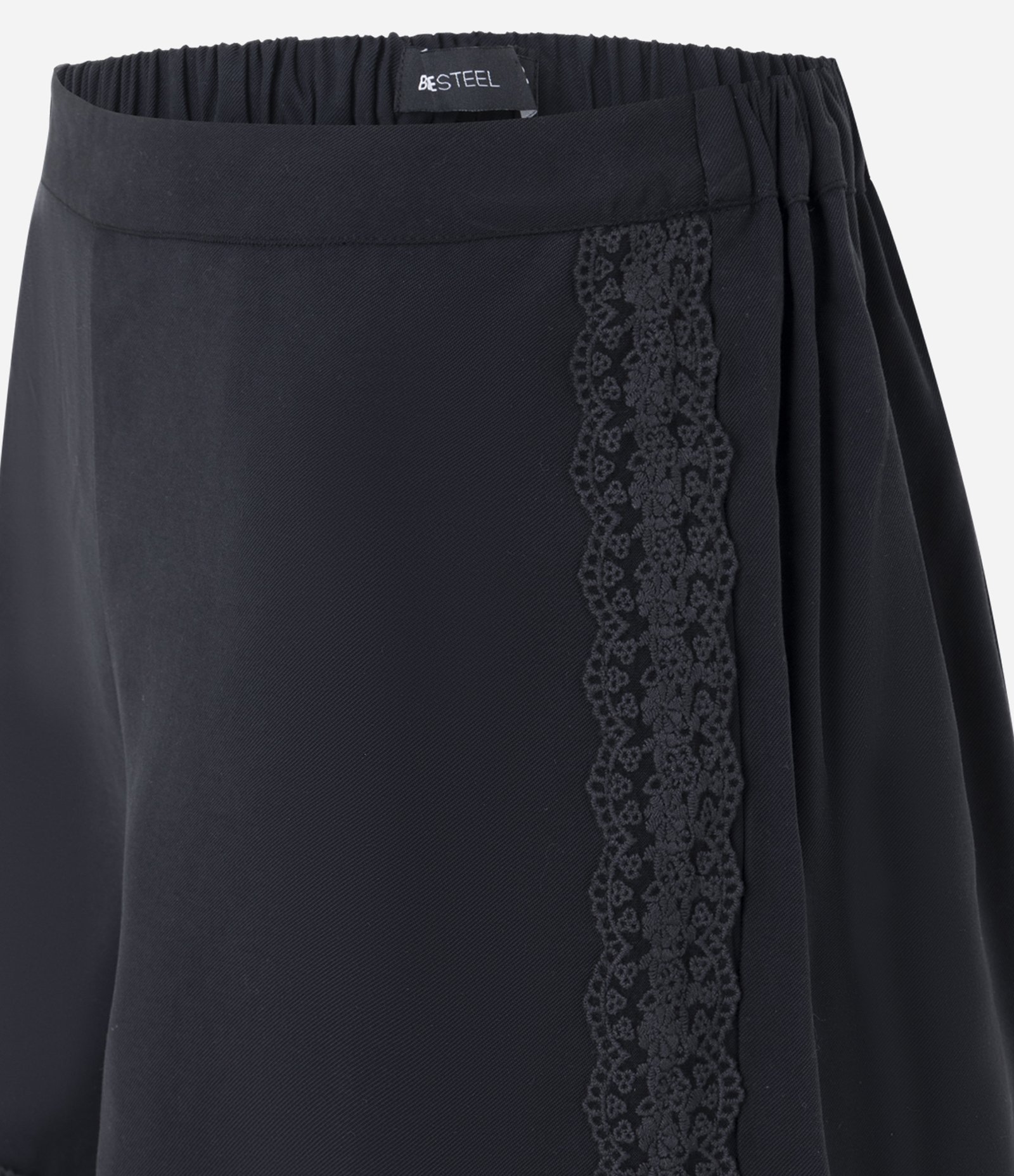 Short em Sarja Texturizada com Acabamento em Renda e Cintura Elástica Preto 6