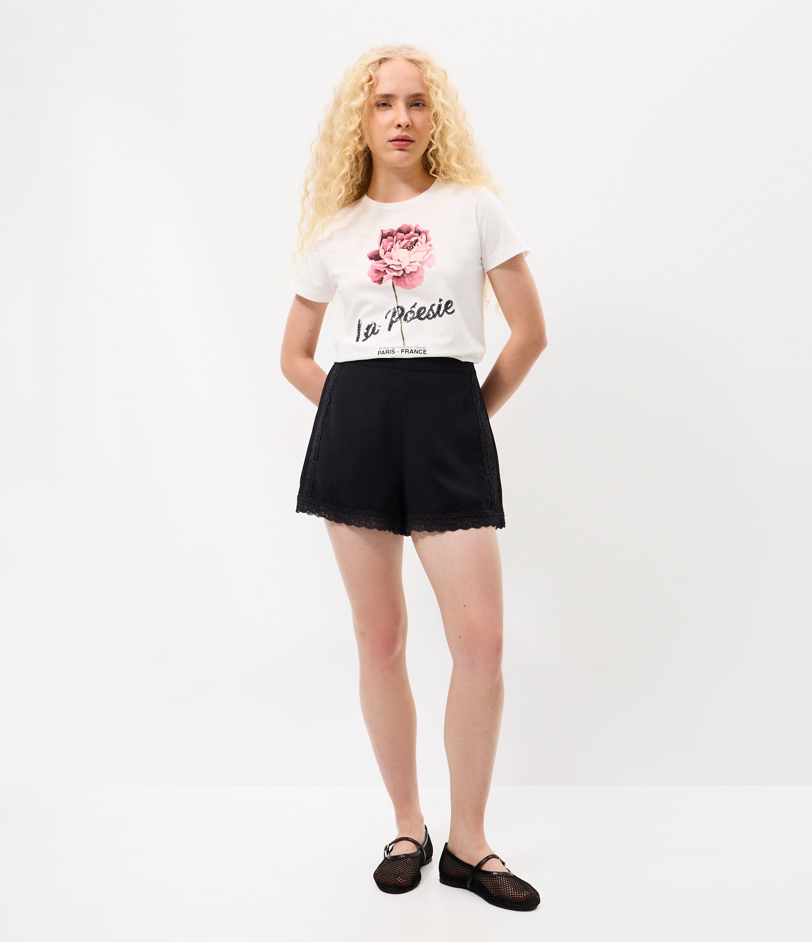 Short em Sarja Texturizada com Acabamento em Renda e Cintura Elástica Preto 1