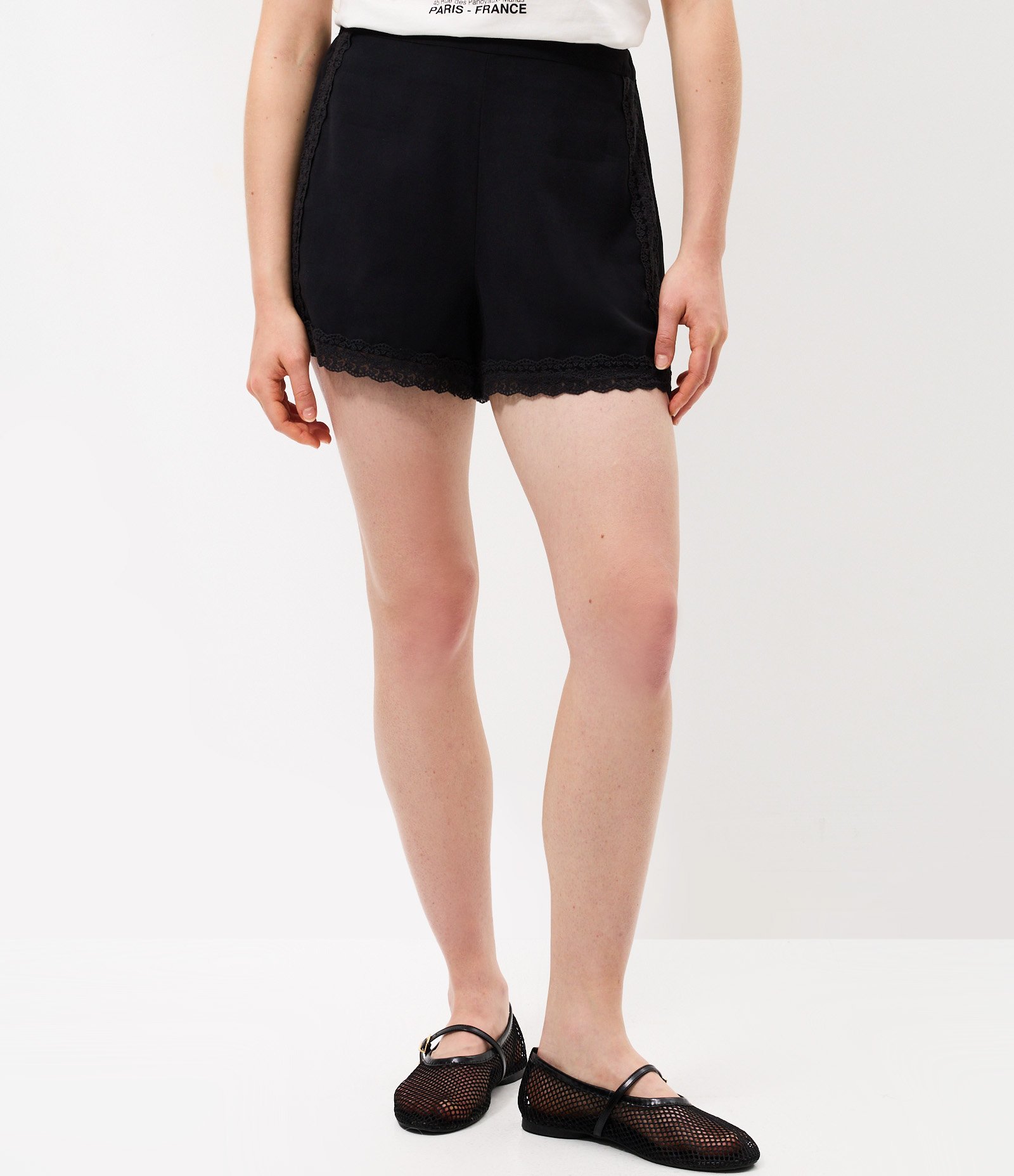 Short em Sarja Texturizada com Acabamento em Renda e Cintura Elástica Preto 2