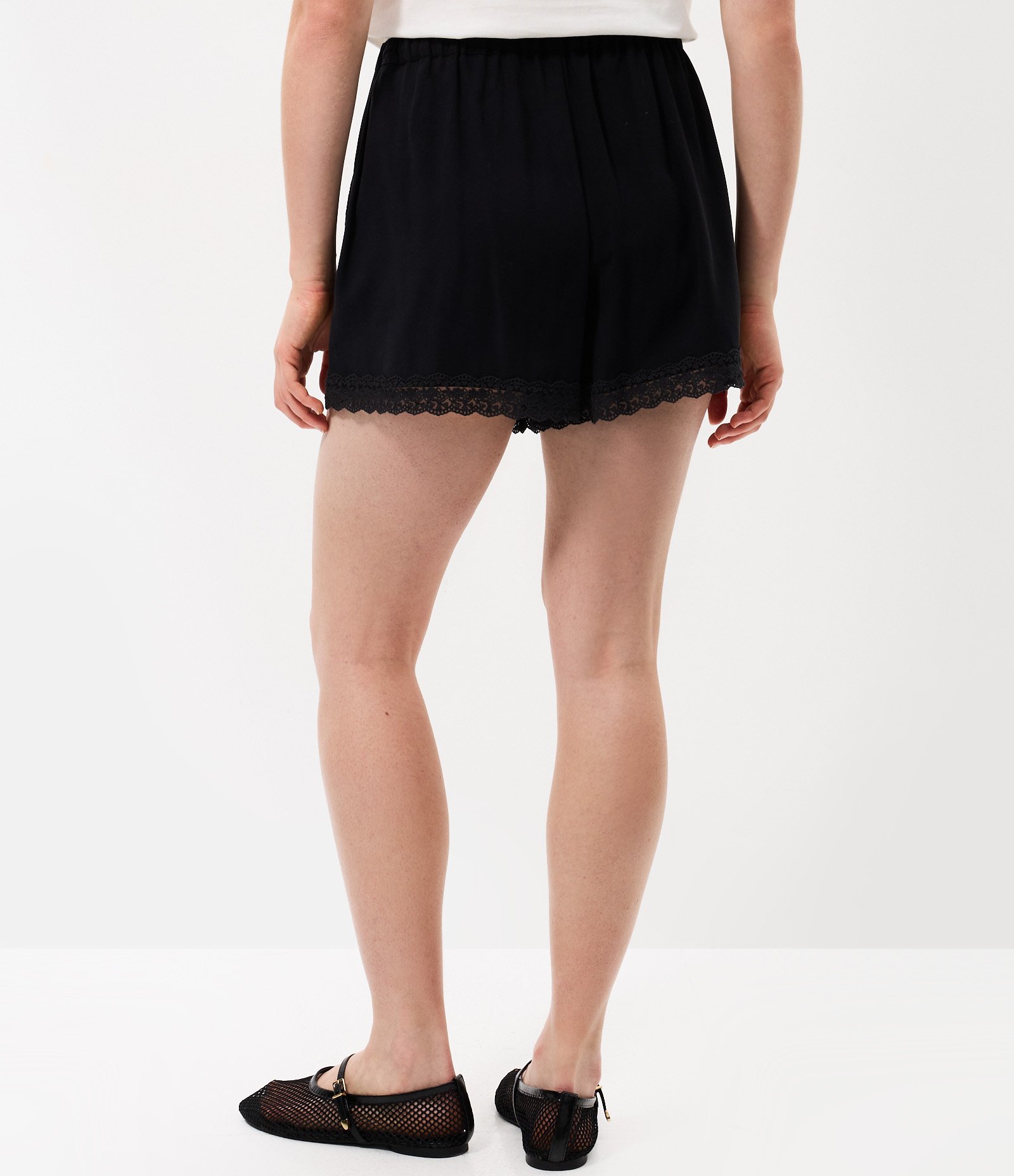 Short em Sarja Texturizada com Acabamento em Renda e Cintura Elástica Preto 4