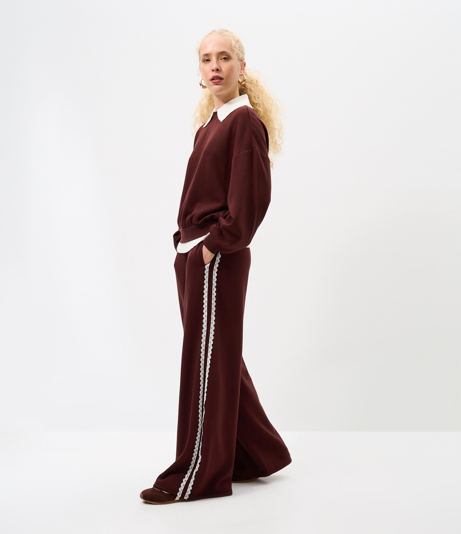 Calça Wide em Moletom com Felpa e Listra Lateral em Renda Marrom 1