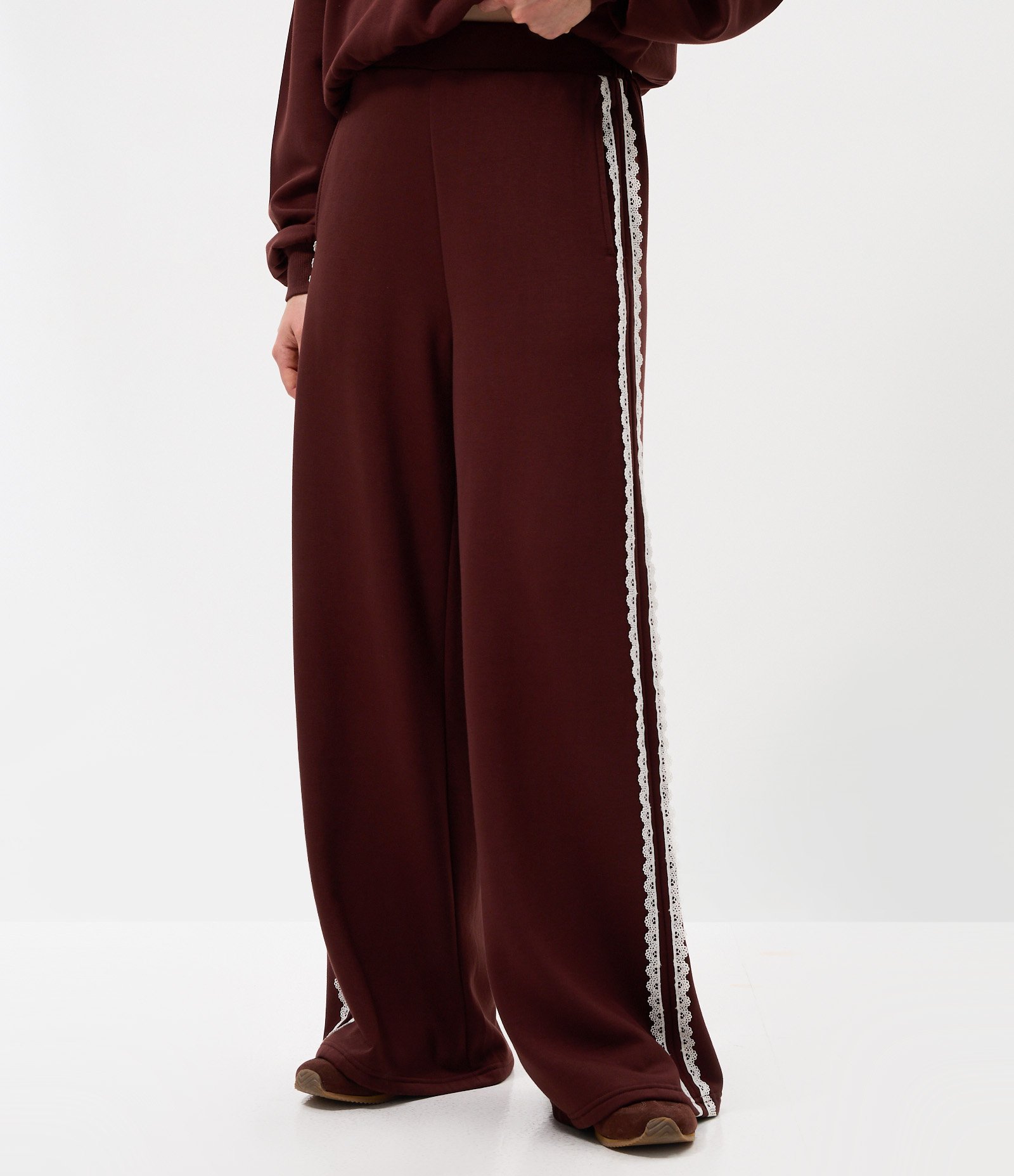 Calça Wide em Moletom com Felpa e Listra Lateral em Renda Marrom 2