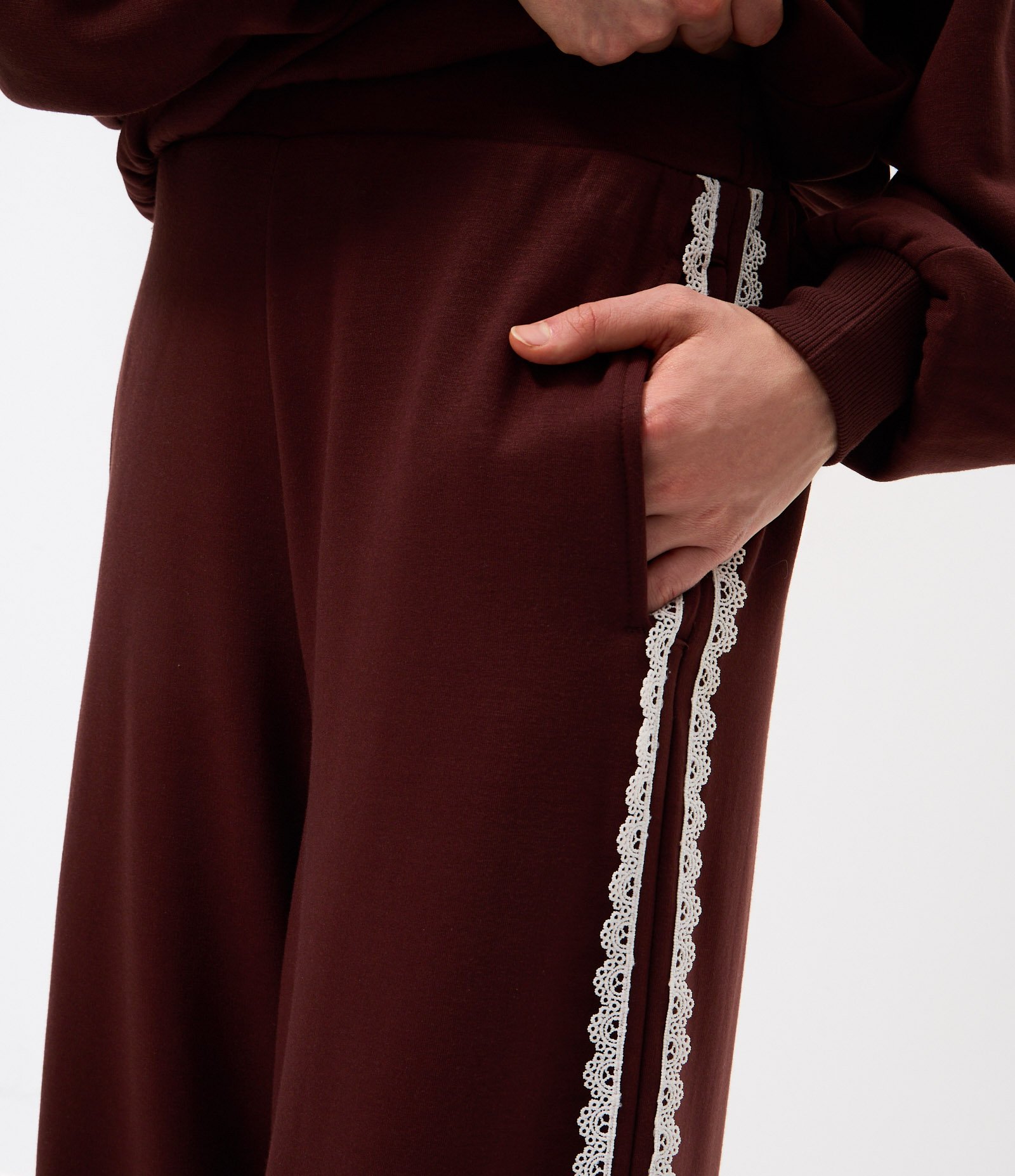 Calça Wide em Moletom com Felpa e Listra Lateral em Renda Marrom 3