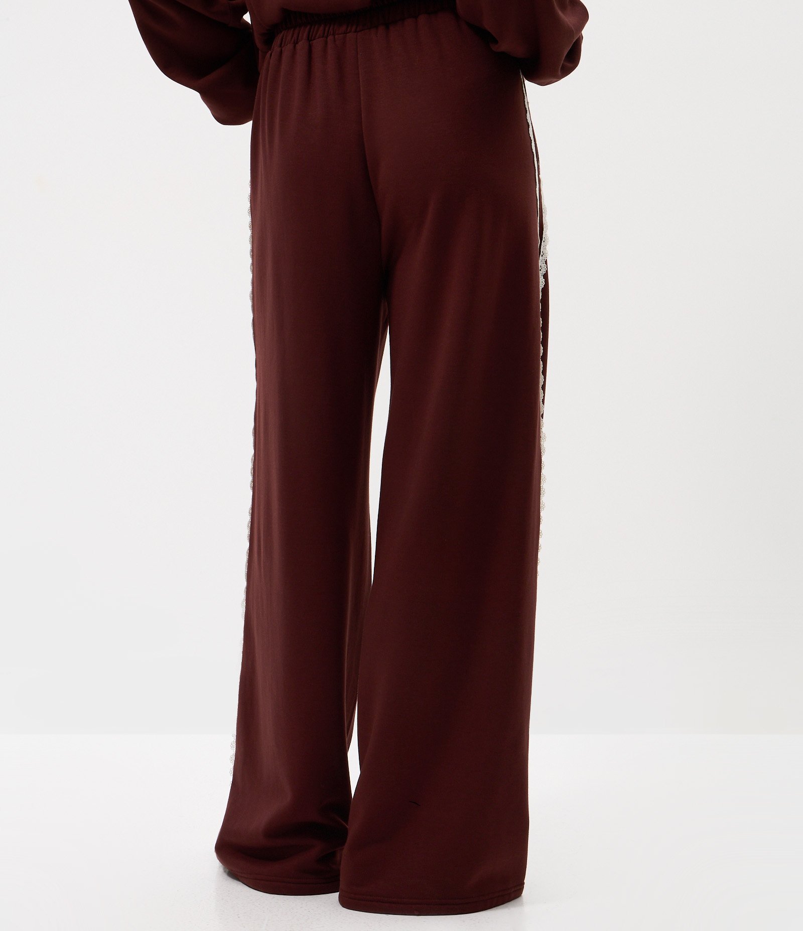 Calça Wide em Moletom com Felpa e Listra Lateral em Renda Marrom 4