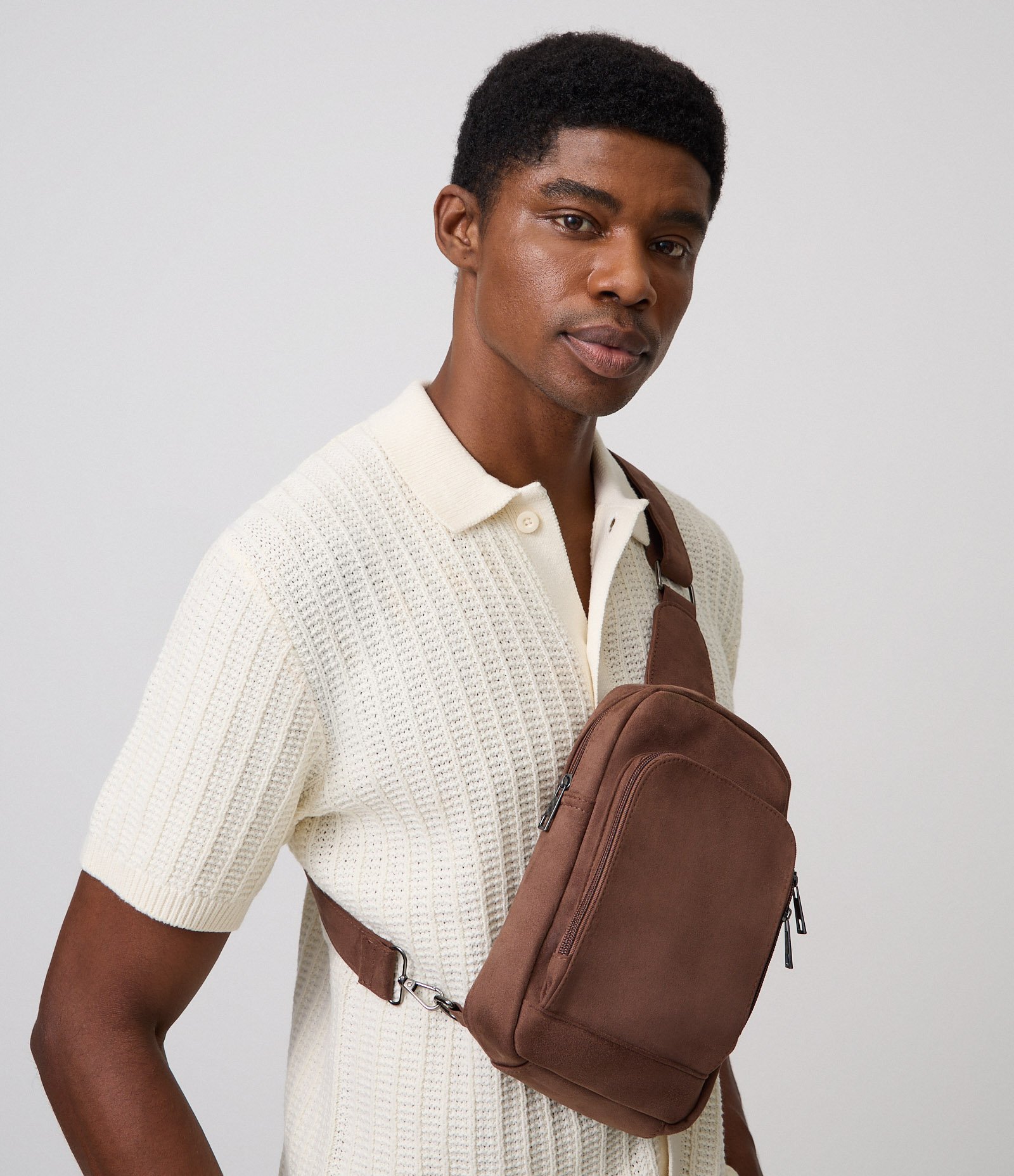 Bolsa Sling Bag com Bolso Frontal Marrom 1