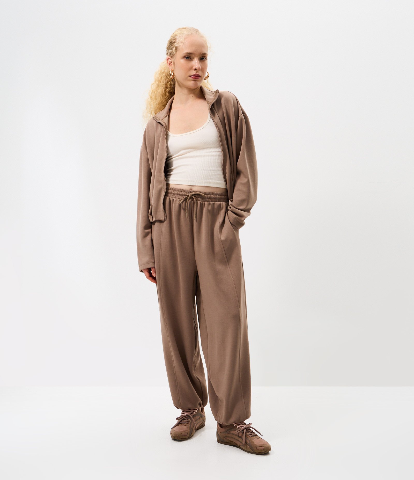 Calça Balloon em Modal com Amarração na Cintura e Bolsos Marrom 1