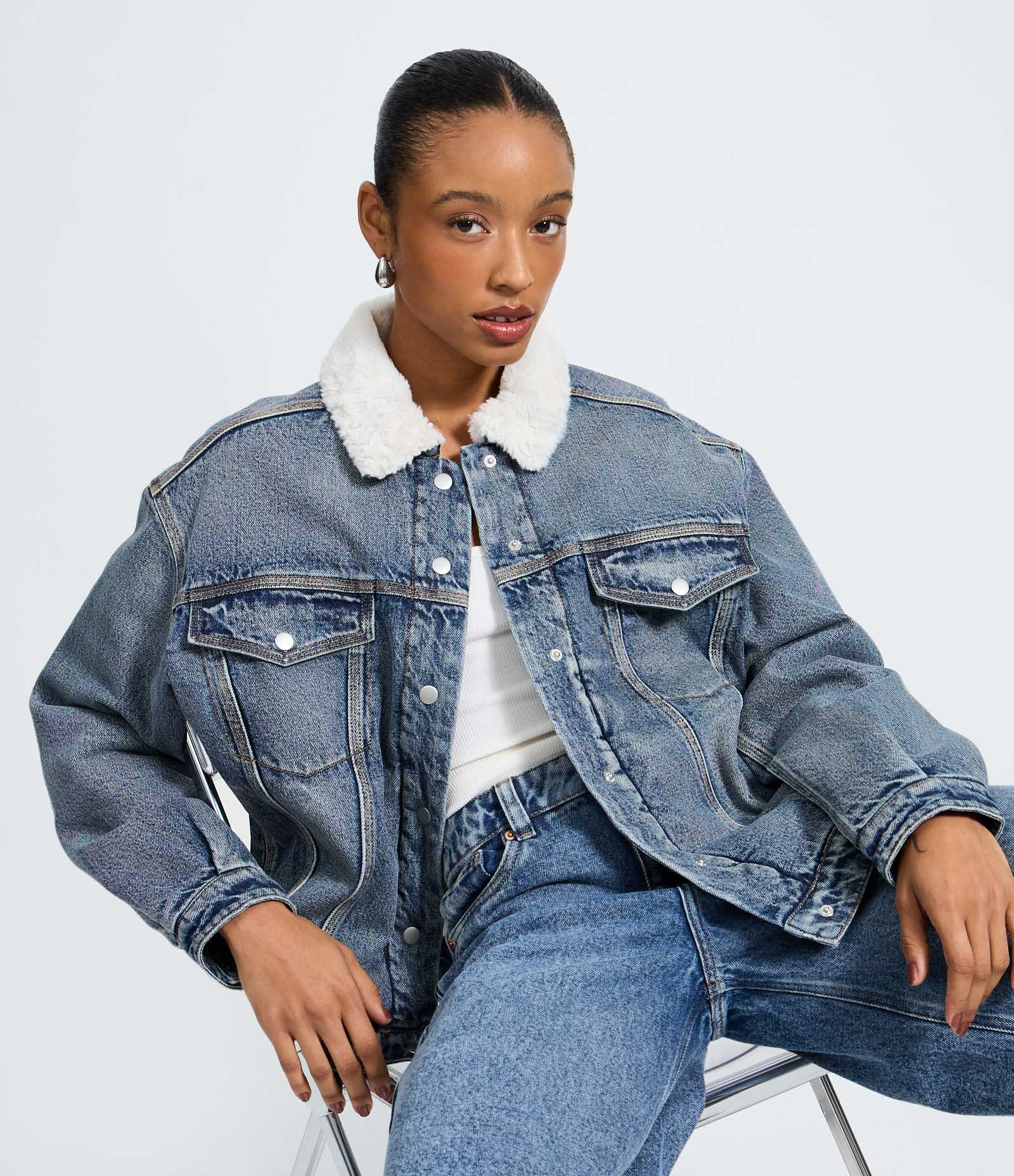Jaqueta Trucker em Jeans com Gola Sherpa Azul 1