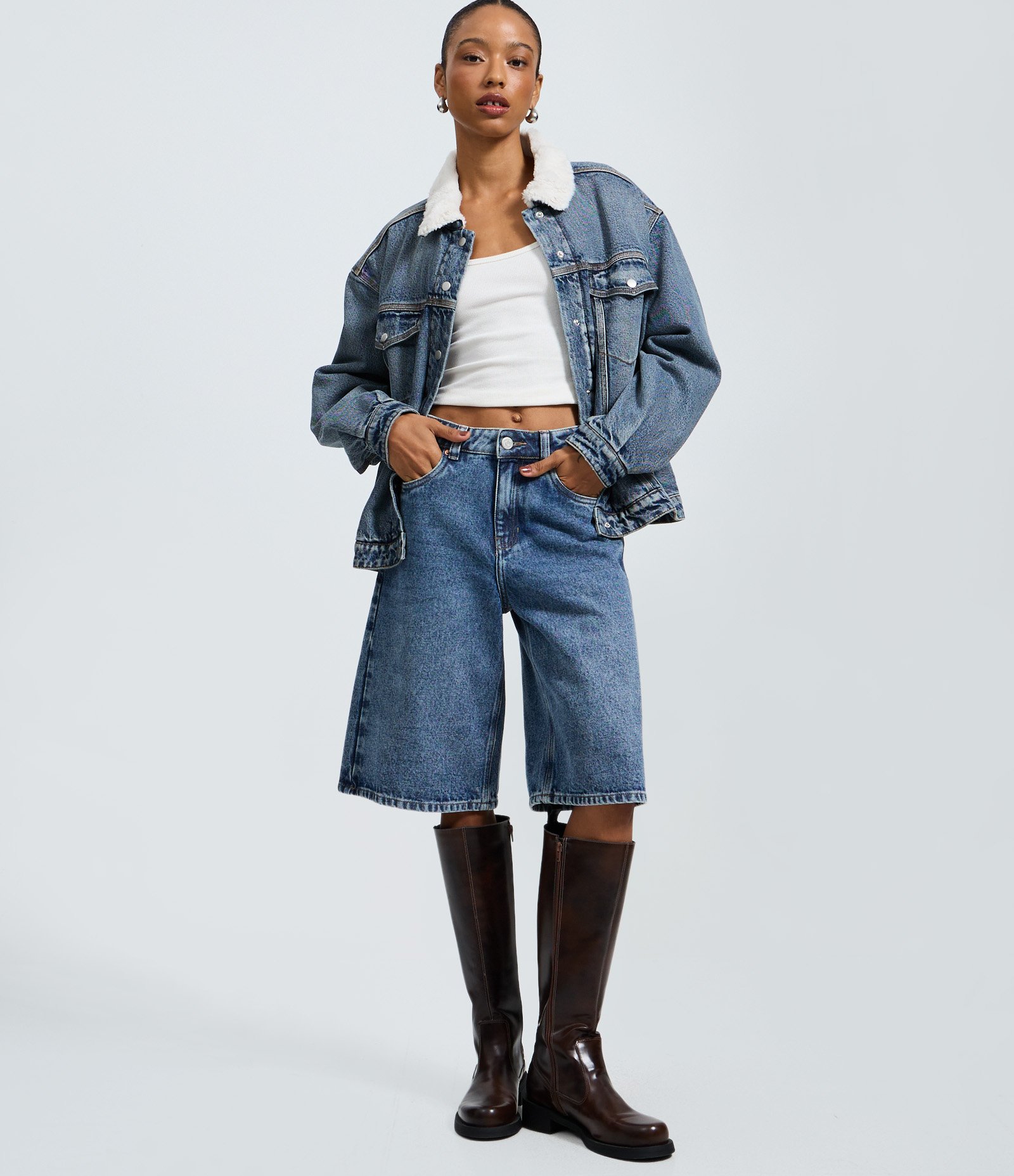 Jaqueta Trucker em Jeans com Gola Sherpa Azul 2
