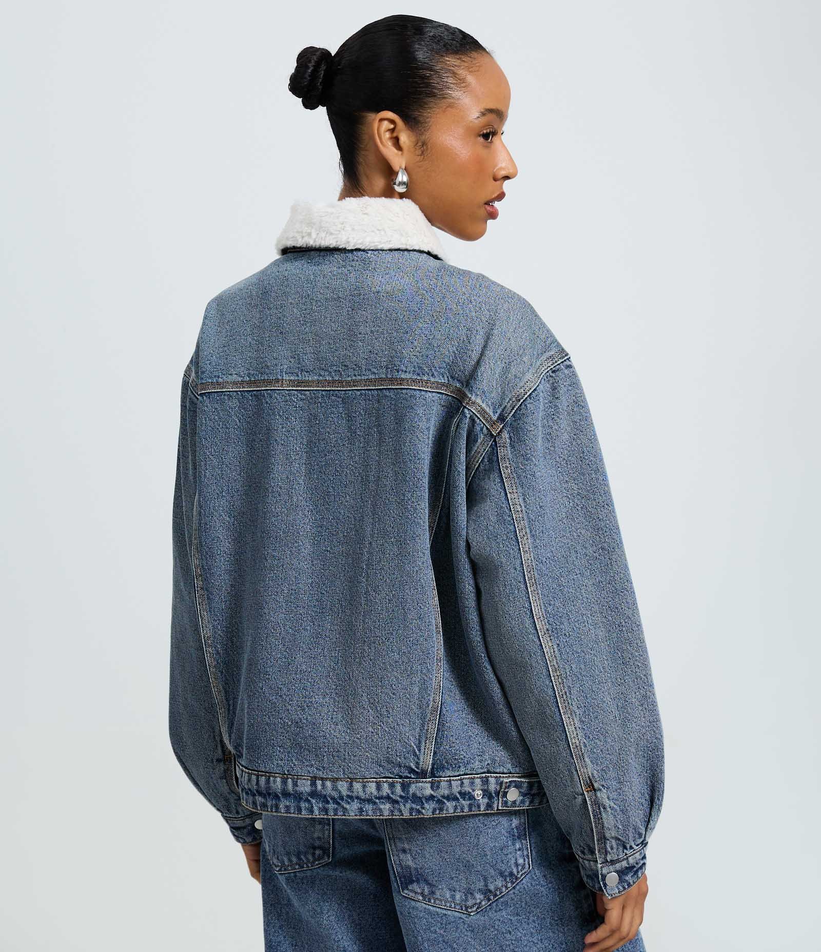 Jaqueta Trucker em Jeans com Gola Sherpa Azul 4