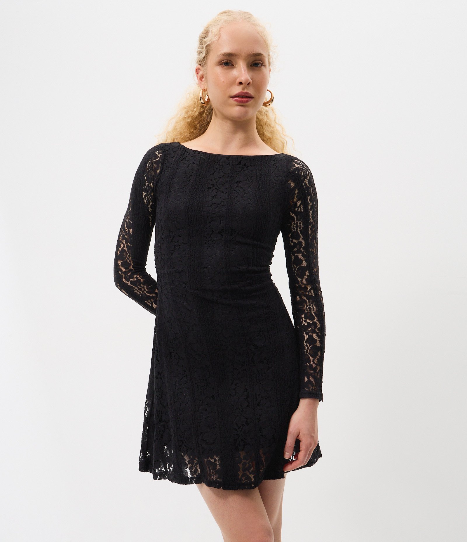 Vestido Curto em Renda com Manga Longa Preto 2