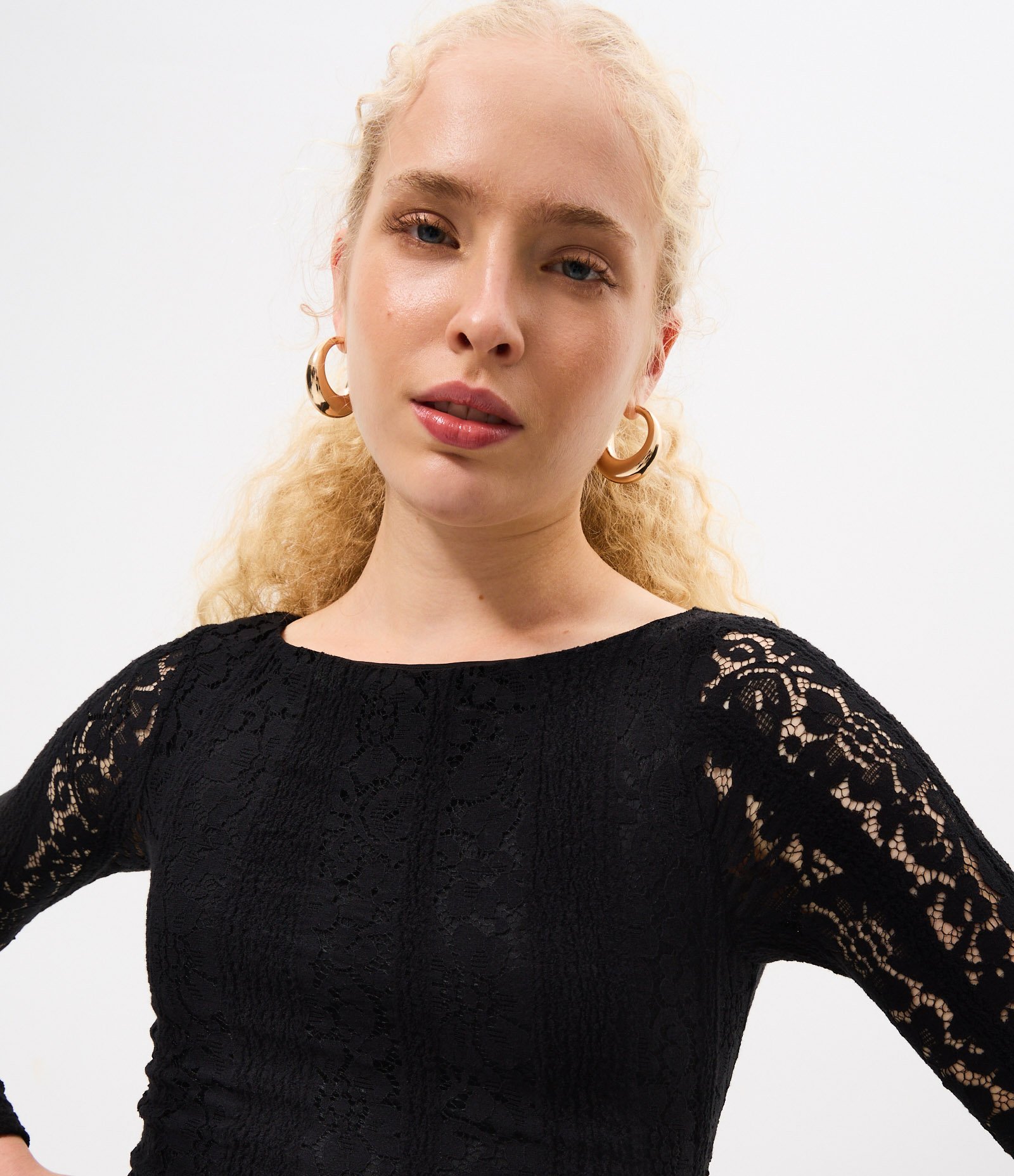 Vestido Curto em Renda com Manga Longa Preto 3