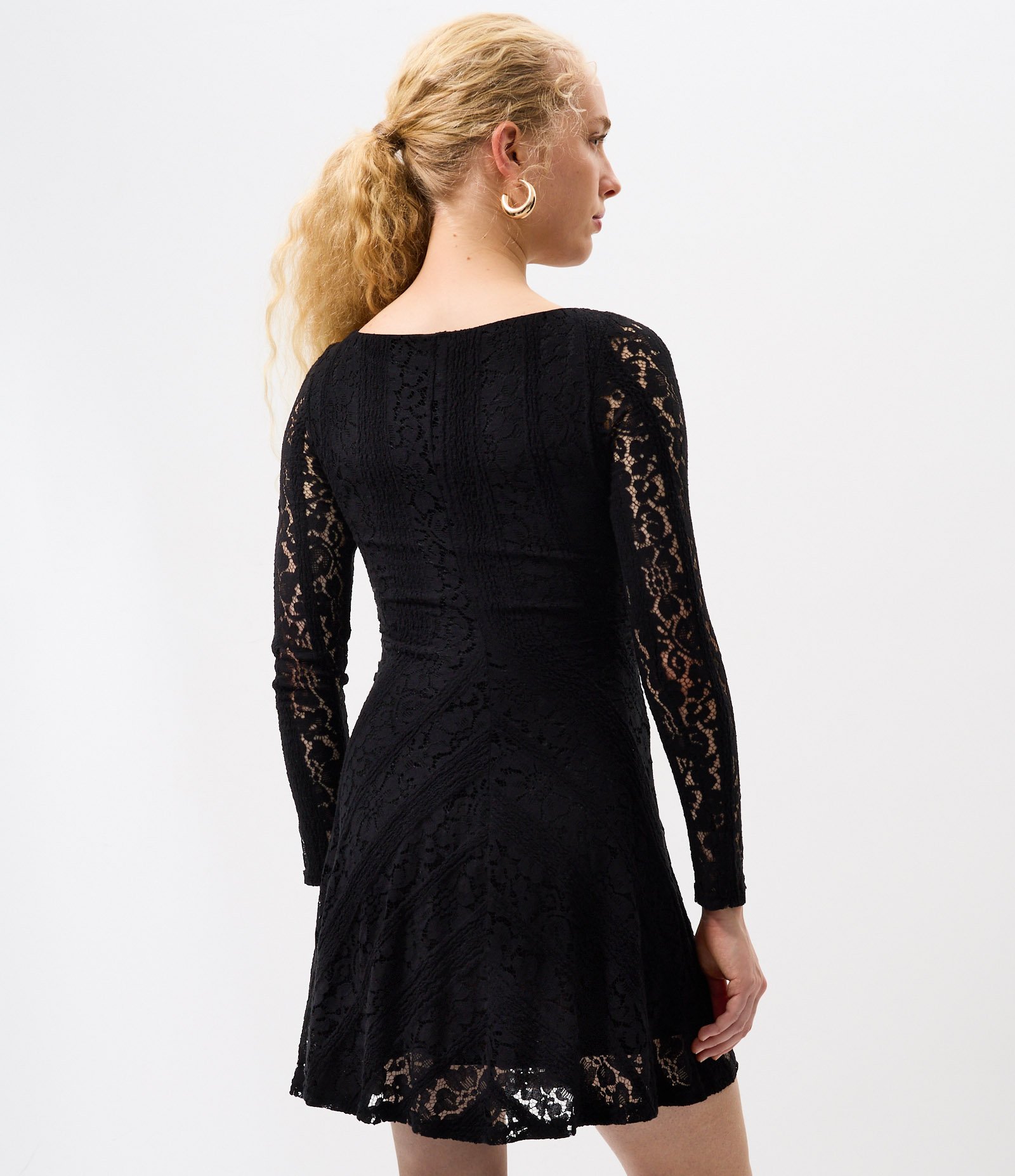 Vestido Curto em Renda com Manga Longa Preto 4
